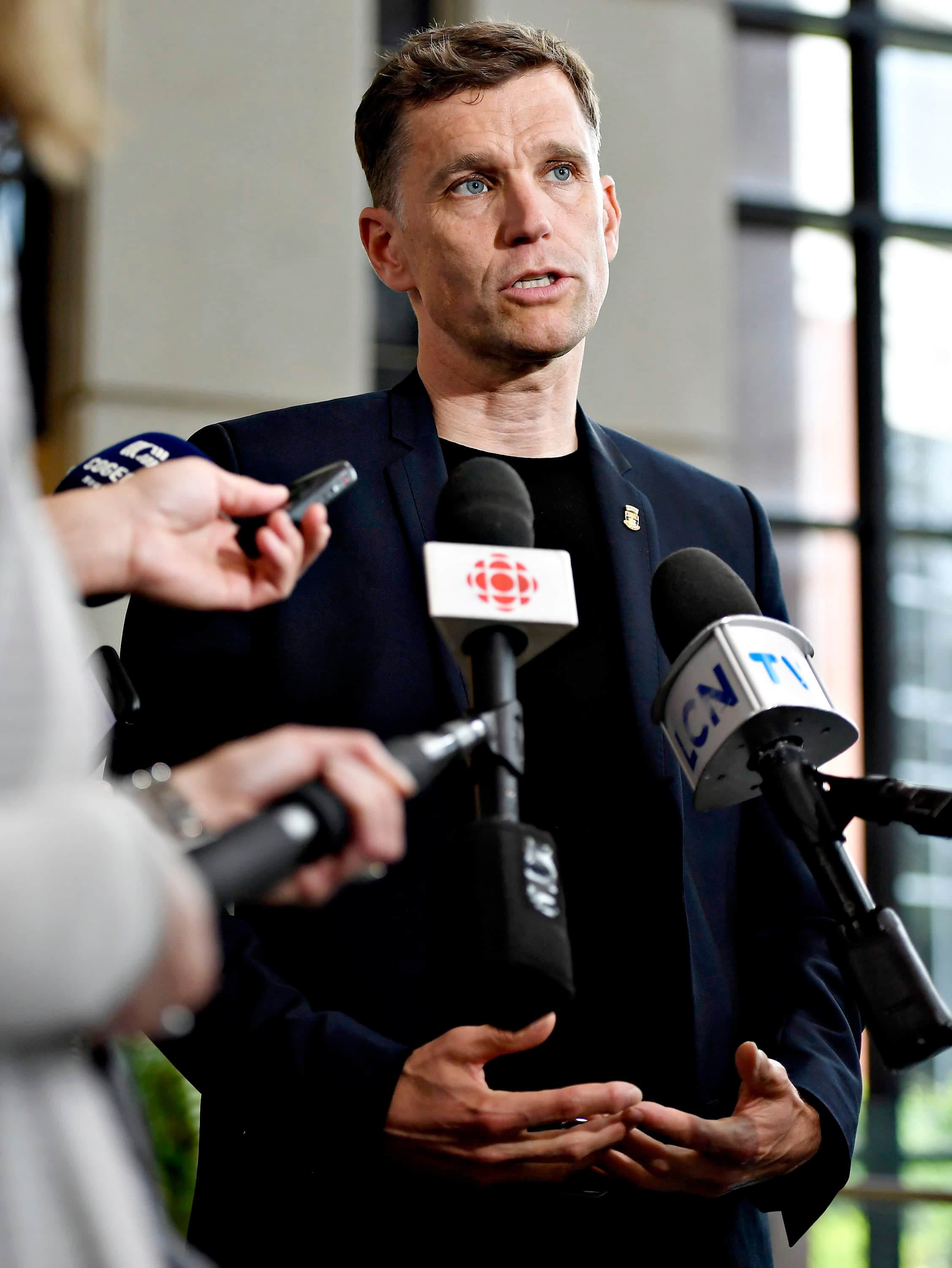 Le maire de Québec, Bruno Marchand, estime qu’il faut prioriser l’entretien du pont Pierre-Laporte ou, dans le pire des cas, la construction d’un autre pont dans l’ouest avant de parler de troisième lien. Québec « ne peut vivre sans deux ponts », a-t-il dit jeudi.