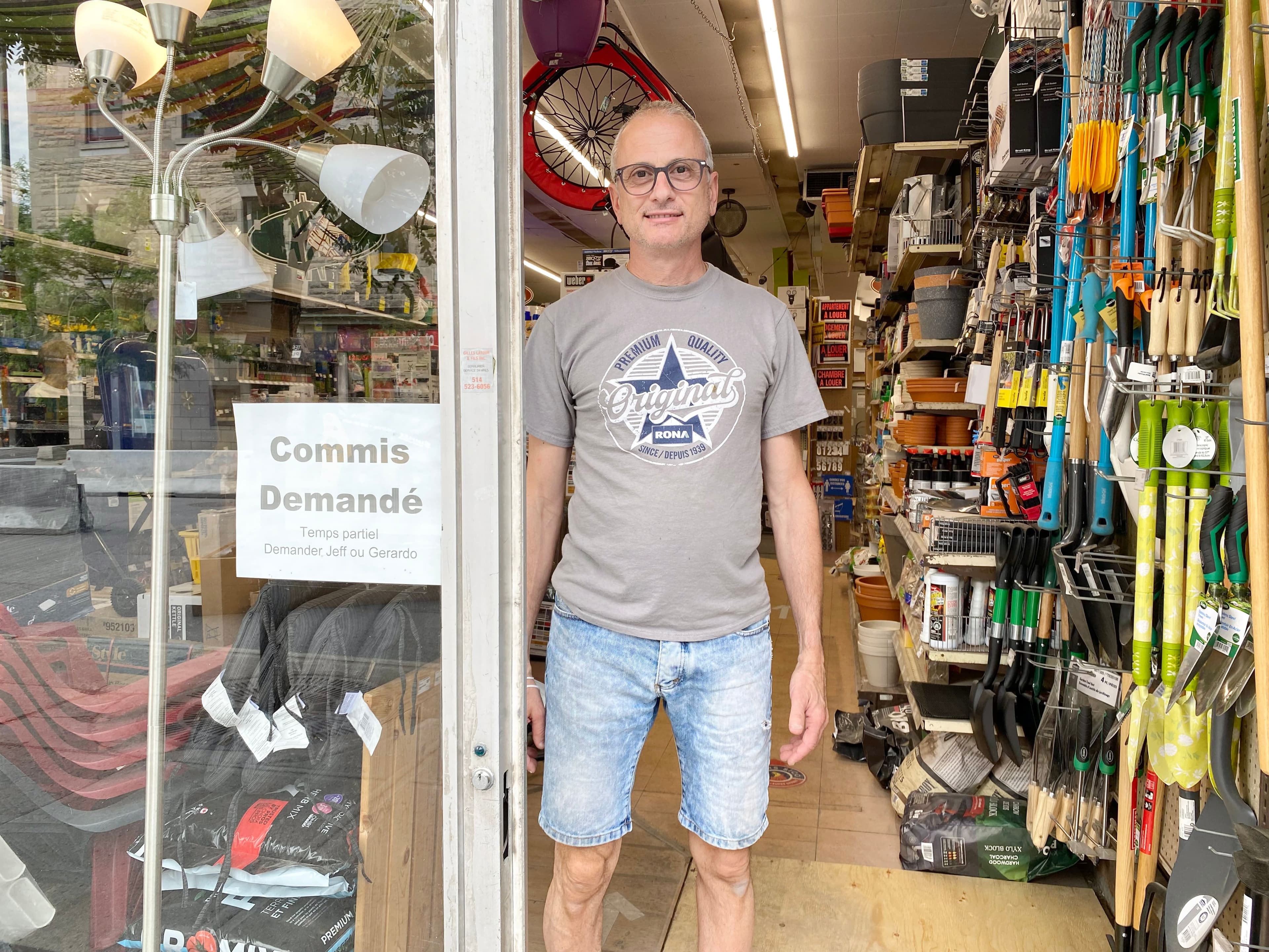 Voilà déjà un mois que Gerardo Marasco, propriétaire d’une quincaillerie RONA sur l’avenue Mont-Royal Est, à Montréal, a affiché son désir d’embaucher un nouveau commis pour l’assister. « Or, vous ne me croirez pas, dit-il, mais en quatre semaines, moins de cinq personnes se sont manifestées. Et du nombre, aucune ne souhaitait travailler plus d’une journée par semaine. »