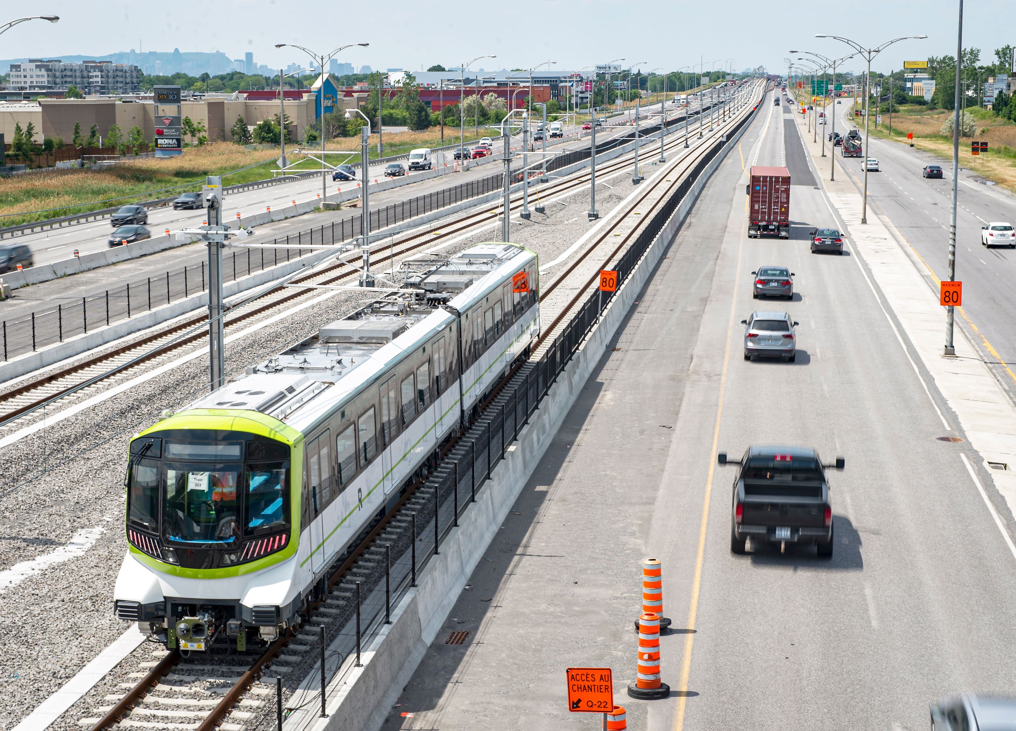 Un des trains du REM, en phase de test, l’an dernier, à Brossard. La portion Rive-Sud du nouveau réseau de transport doit entrer en service cet automne.