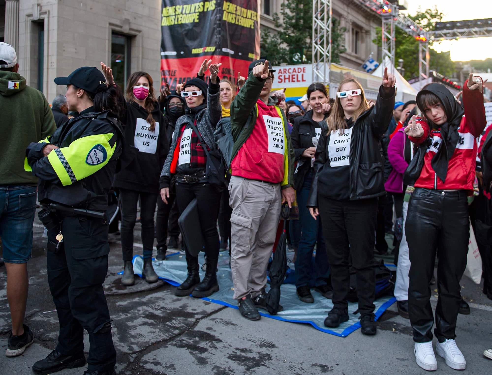 Une cinquantaine de manifestantes, dont l’actrice Kelly Depeault du film Noémie dit oui (à droite complètement), était sur la rue Crescent hier pour manifester.