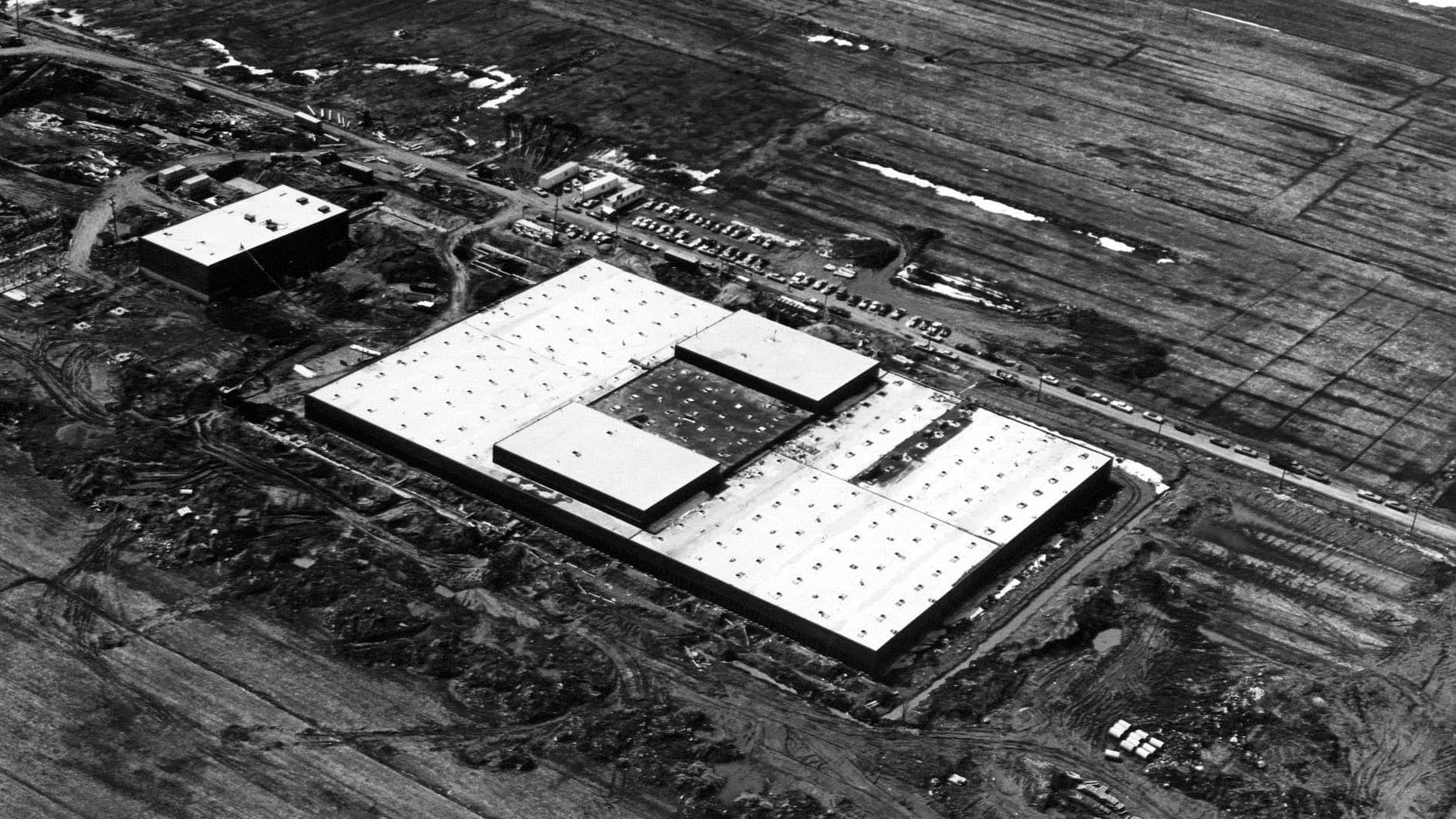 Le chantier de l’usine, au début des années 1970. Lors de l’inauguration, en 1972, ce sont des circuits intégrés qui étaient assemblés.