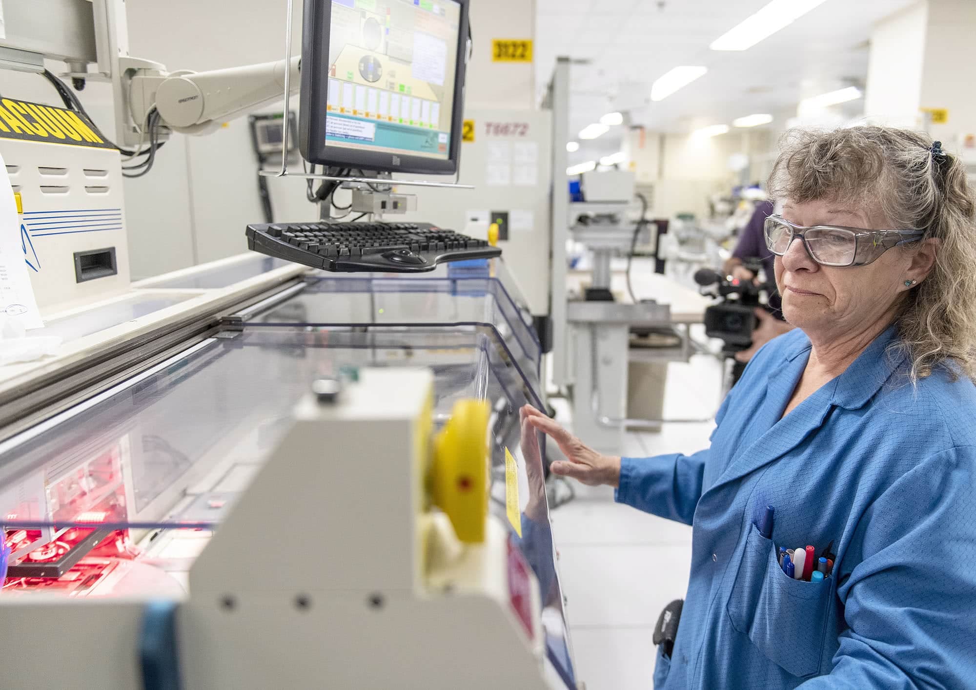 Une travailleuse de l'usine d'IBM à Bromont en 2022.