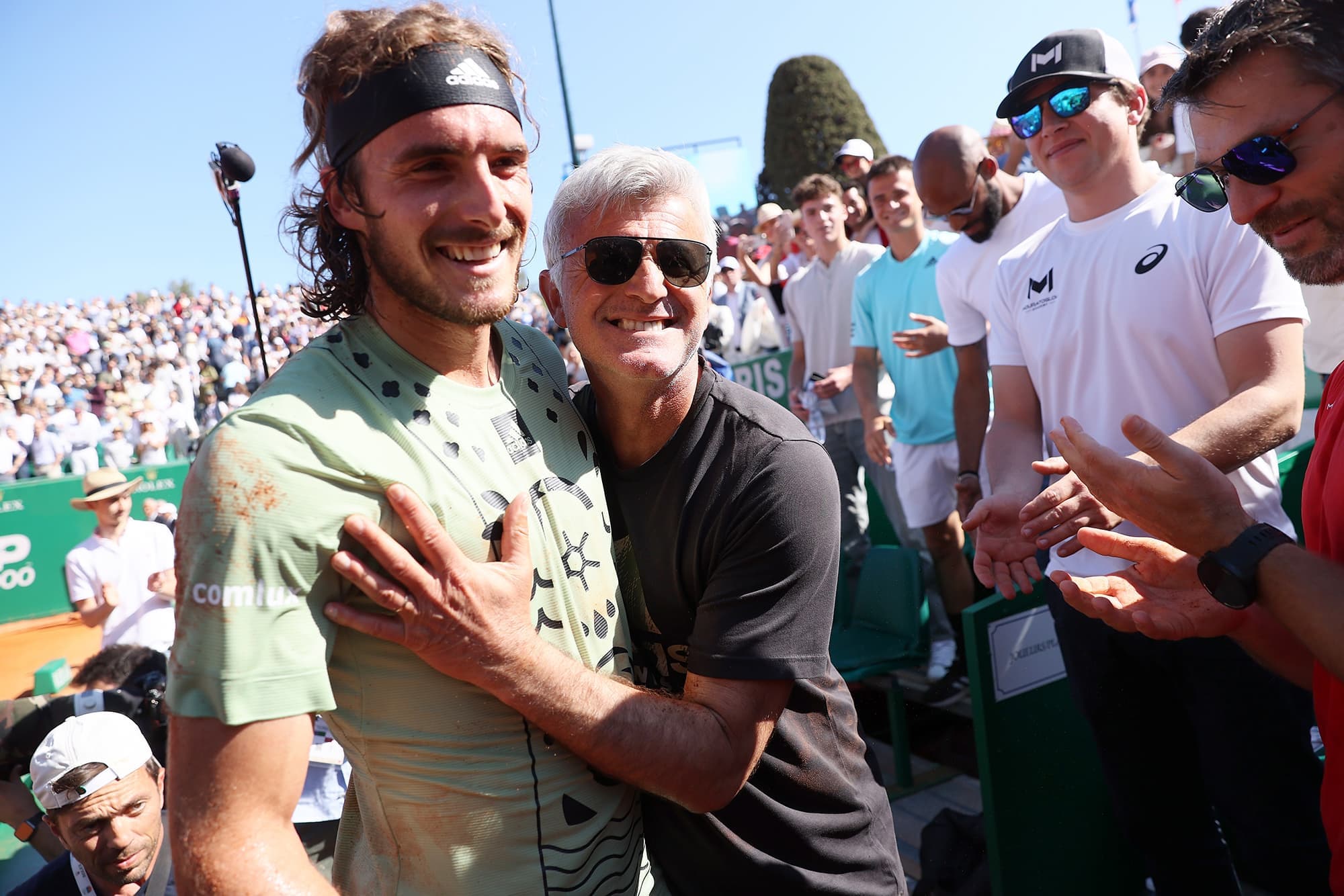 Stefanos Tsitsipas célèbre sa victoire à Monte-Carlo avec son père et coach, Apostolos, en avril dernier.