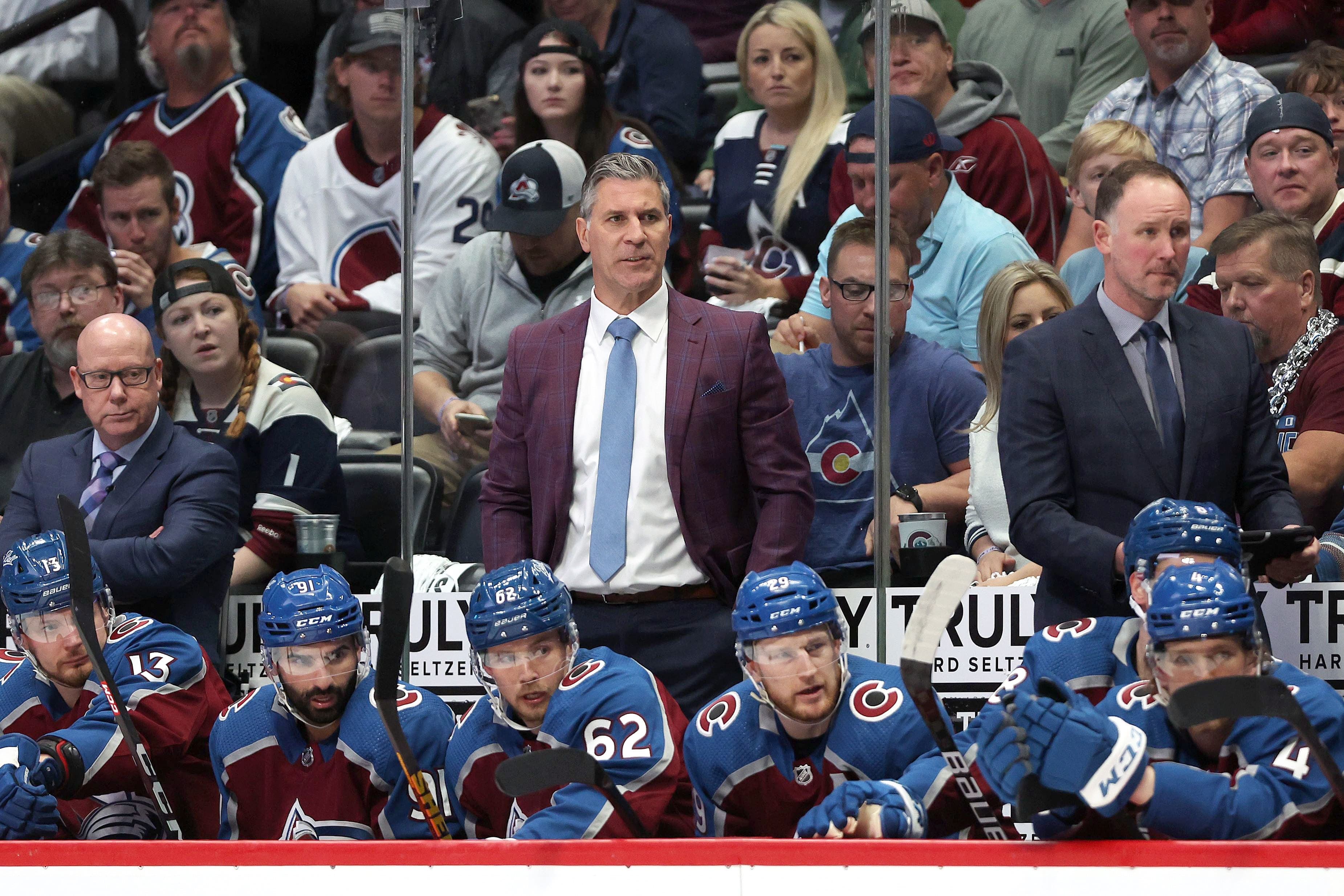 L’entraîneur-chef de l’Avalanche, Jared Bednar, a mal géré son banc au troisième engagement, vendredi soir.