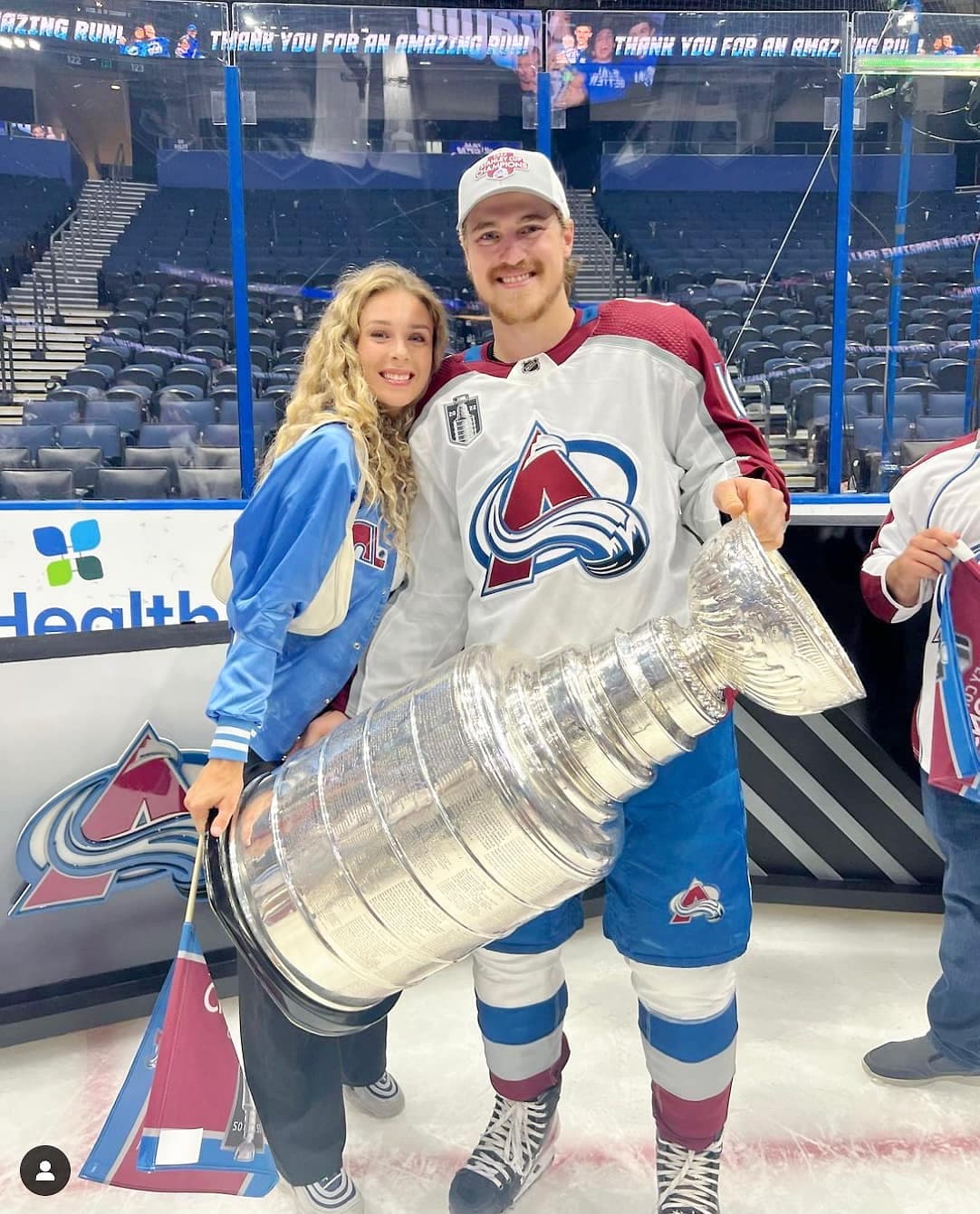 Nicolas Aubé-Kubel a posé aux côtés de sa sœur, Alex-Anne, en compagnie d’une coupe Stanley bossée, dimanche, au Amalie Arena de Tampa. La jeune femme arbore d’ailleurs une veste aux couleurs des Nordiques.
