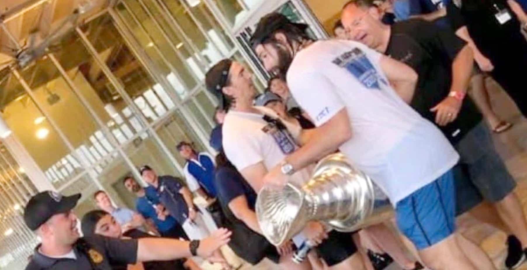 L’an dernier, Pat Maroon, du Lightning, avait endommagé la coupe Stanley en tentant de la soulever alors qu’elle était mouillée.