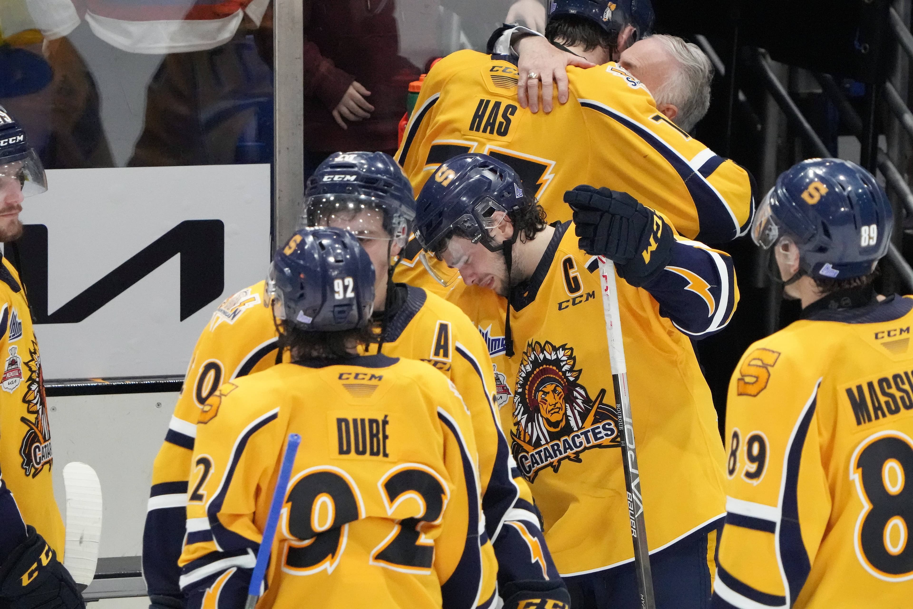 Le capitaine des Cataractes, Mavrik Bourque, et ses coéquipiers n’ont pu retenir leurs larmes, lundi, après avoir été éliminés en prolongation.