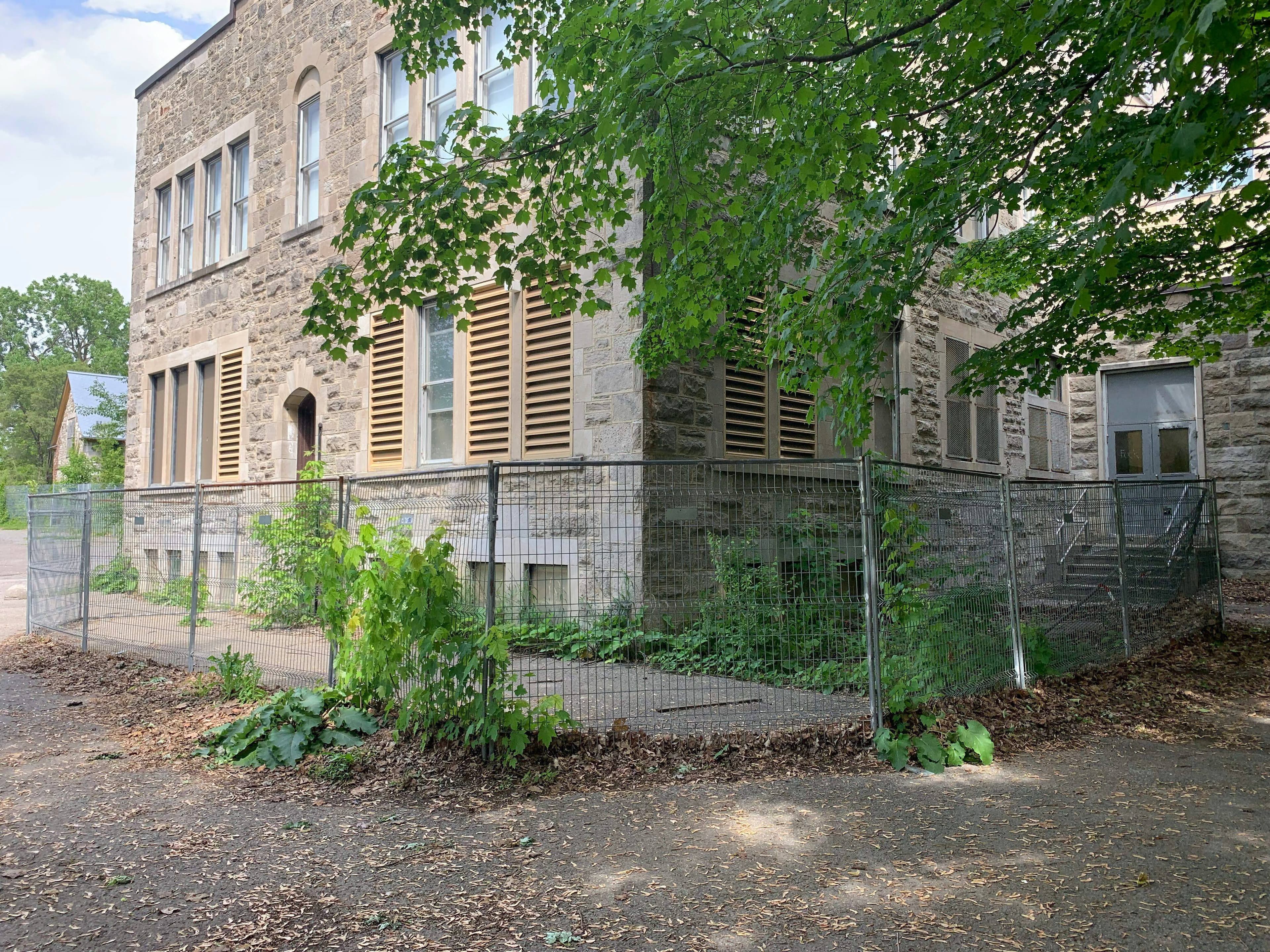 Un périmètre de sécurité a été érigé autour de l’école, pour éviter que des gens soient blessés par des morceaux qui se détachent des murs extérieurs de l’école.