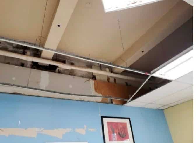 Des photos tirées d’un document du centre de services scolaire de Montréal montrent le piètre état de plusieurs cadres de portes, locaux, plafonds ou escaliers à l’intérieur du bâtiment.