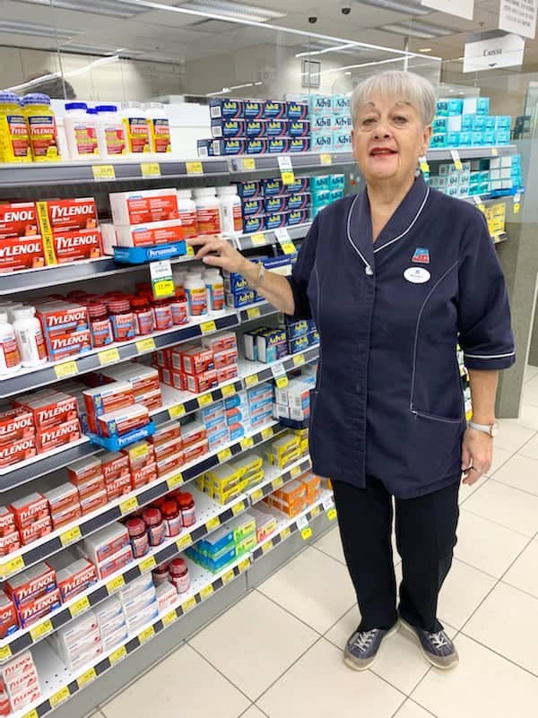 Au Jean Coutu de Loretteville, Michèle Gagné (68 ans) est fière de pouvoir donner ses conseils aux plus jeunes employés.