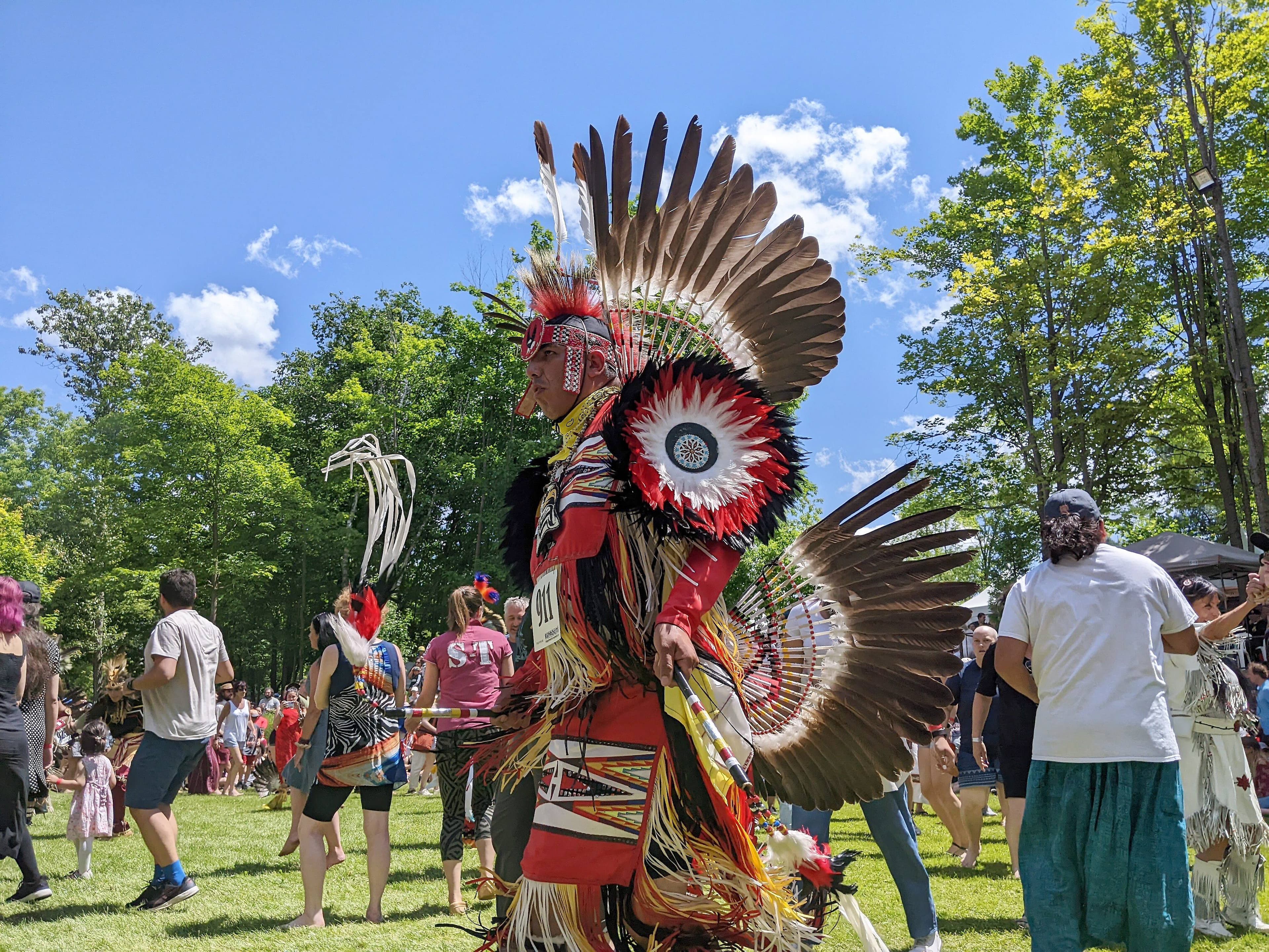 Les danseuses et danseurs et leurs vêtements d’apparat ont volé la vedette au deuxième jour des festivités, samedi.