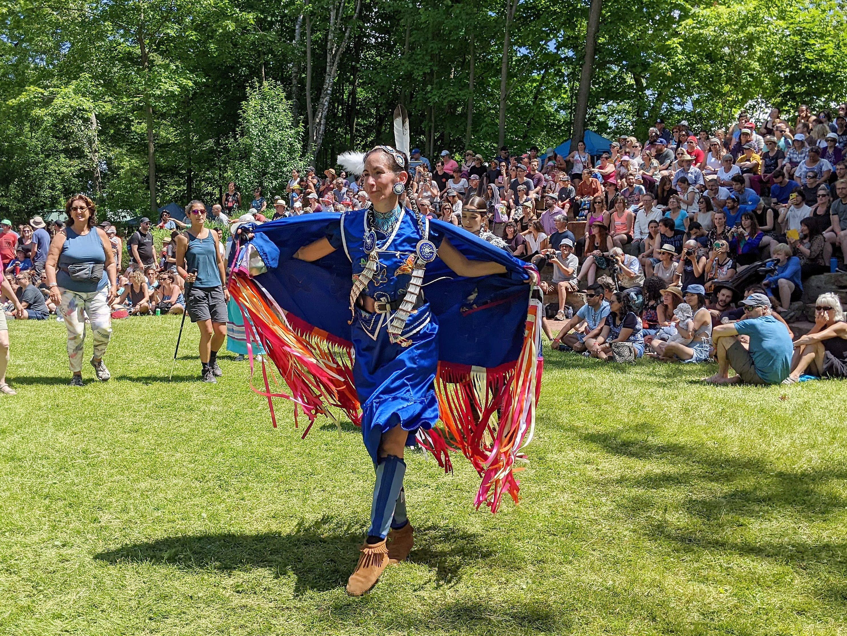 Les danseuses et danseurs et leurs vêtements d’apparat ont volé la vedette au deuxième jour des festivités, samedi.