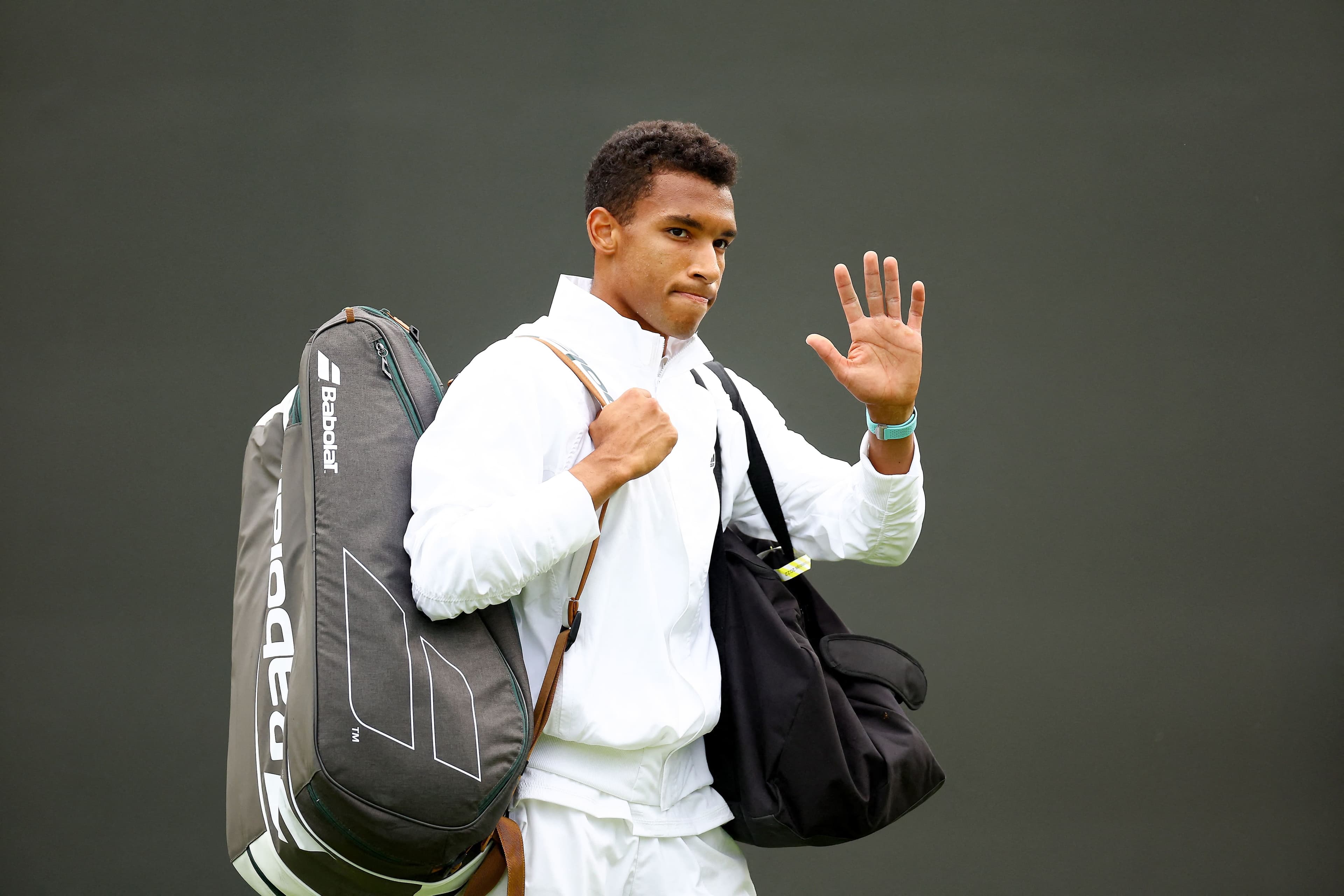 Félix Auger-Aliassime a salué la foule après s’être incliné devant Maxime Cressy, mardi dernier.