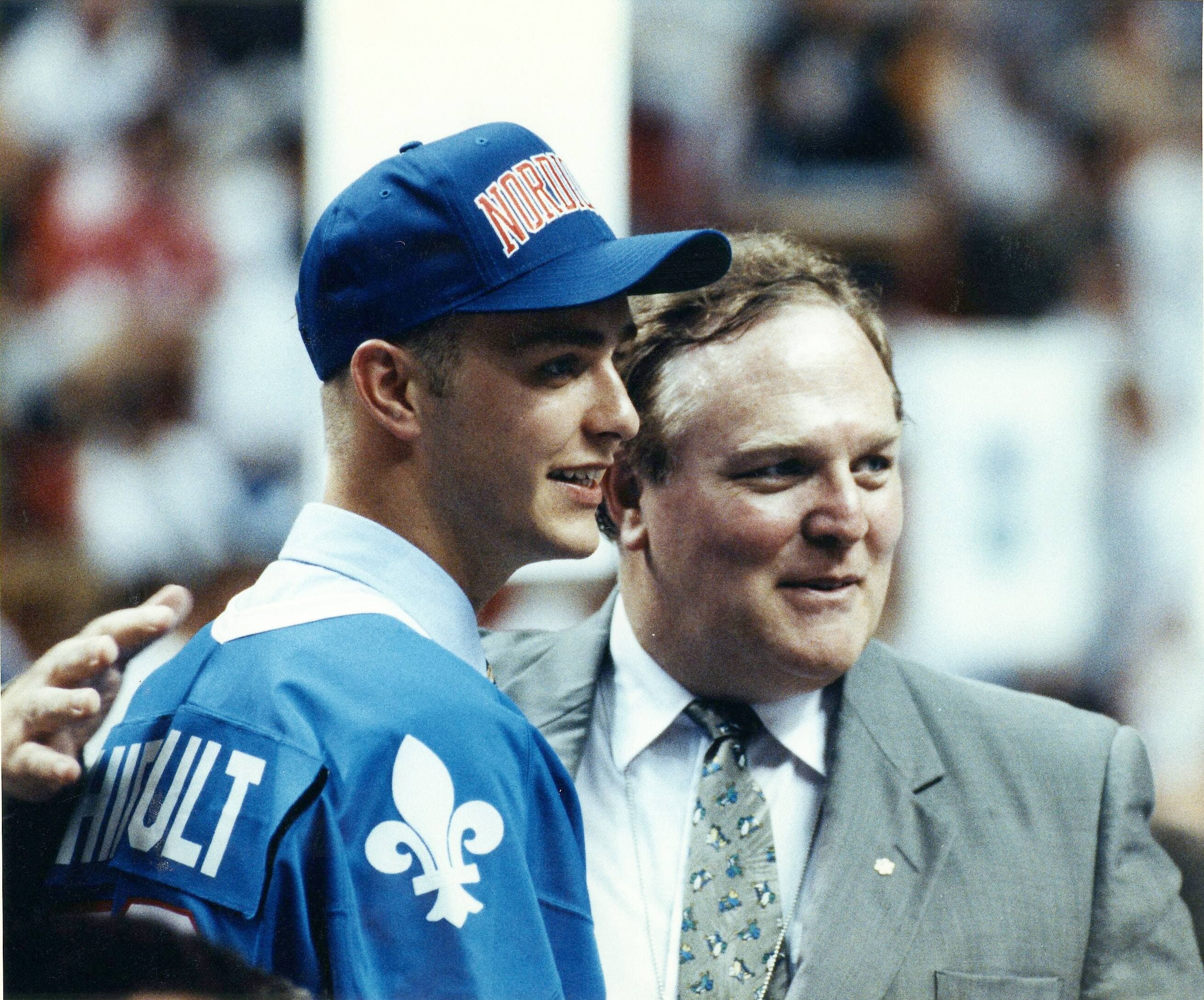 Jocelyn Thibault avait fièrement posé avec le président et l’un des actionnaires des Nordiques, Marcel Aubut, lors de l’encan amateur de 1993, présenté au Colisée de Québec.