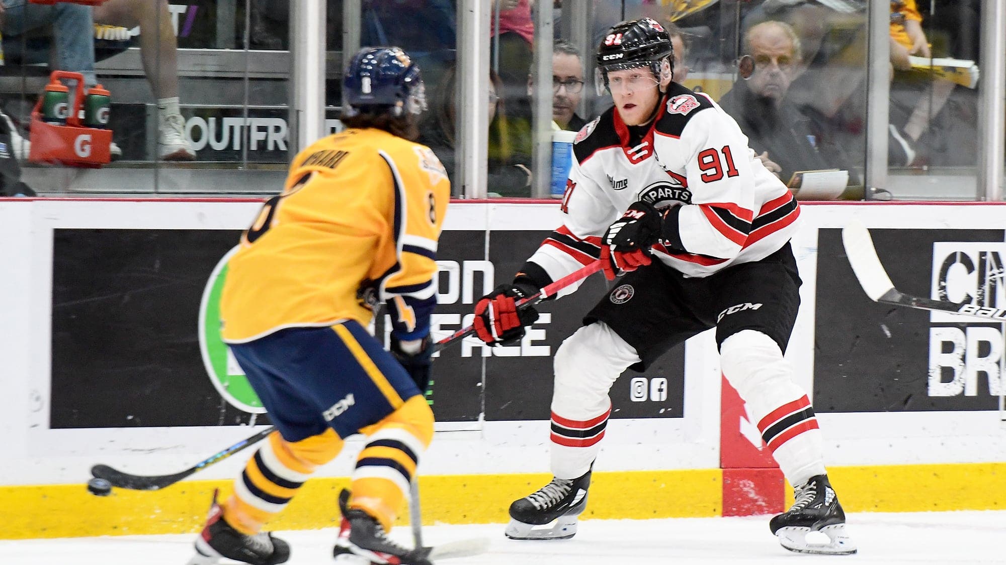 Nathan Gaucher, un joueur de centre des Remparts de Québec (à droite), attend de déjouer Isaac Ménard, des Cataractes de Shawinigan, lors d’un match éliminatoire le 29 mai.