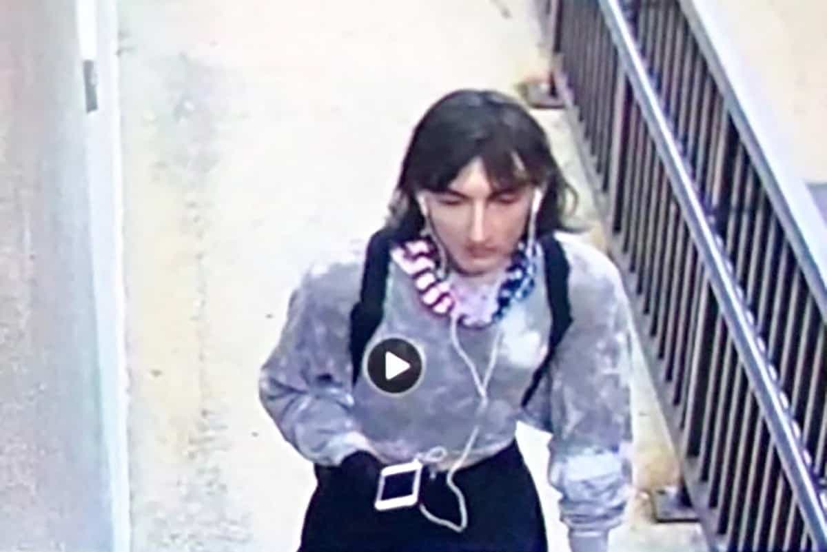 Image tirée d’une vidéo de surveillance montrant Robert E. Crimo III déguisé en femme le jour de l’attentat.