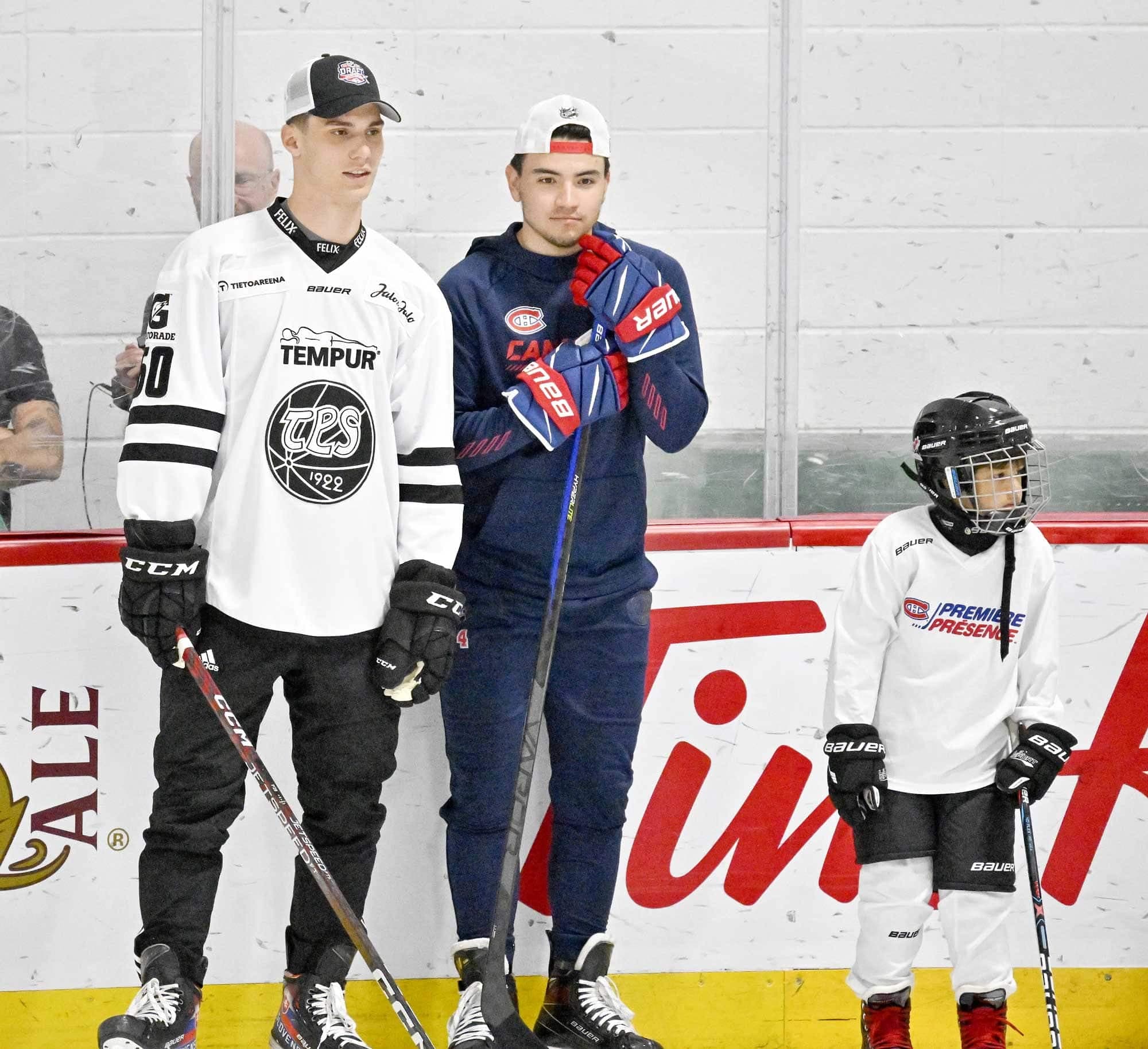 Juraj Slafkovsky (à gauche) et Nick Suzuki avaient participé à une clinique pour les enfants, mercredi dernier, à Brossard.
