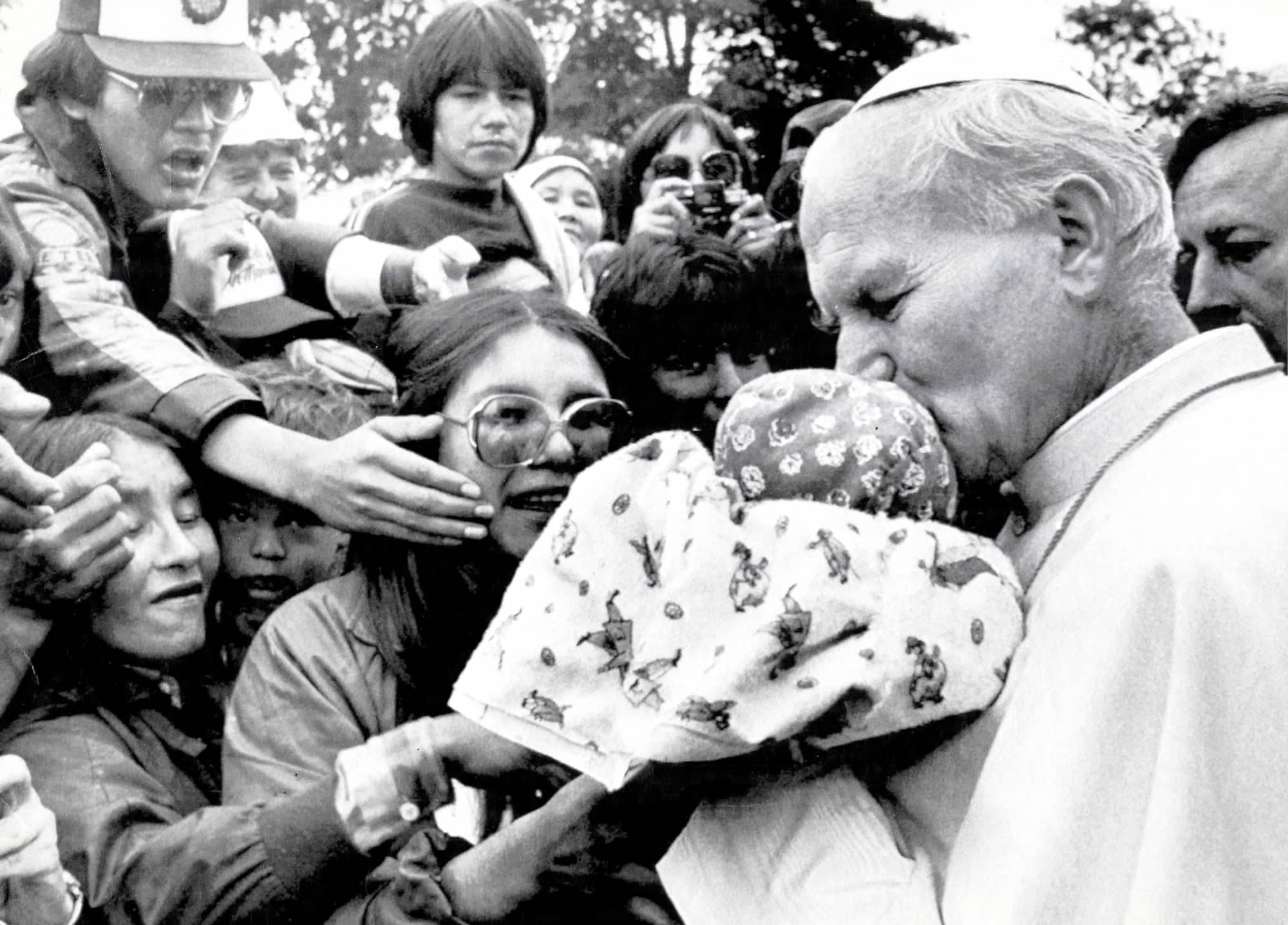 Lors de sa visite au Québec en septembre 1984, le pape Jean-Paul II avait rencontré des Autochtones à Sainte-Anne-de-Beaupré.