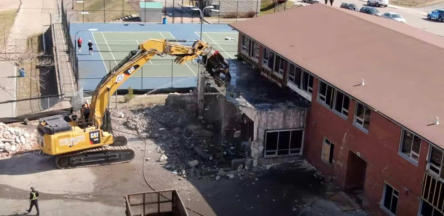 En avril 2021, l’école primaire Marguerite-D’Youville à Chicoutimi a été détruite. L’édifice sera remplacé par le Lab-école Saguenay.