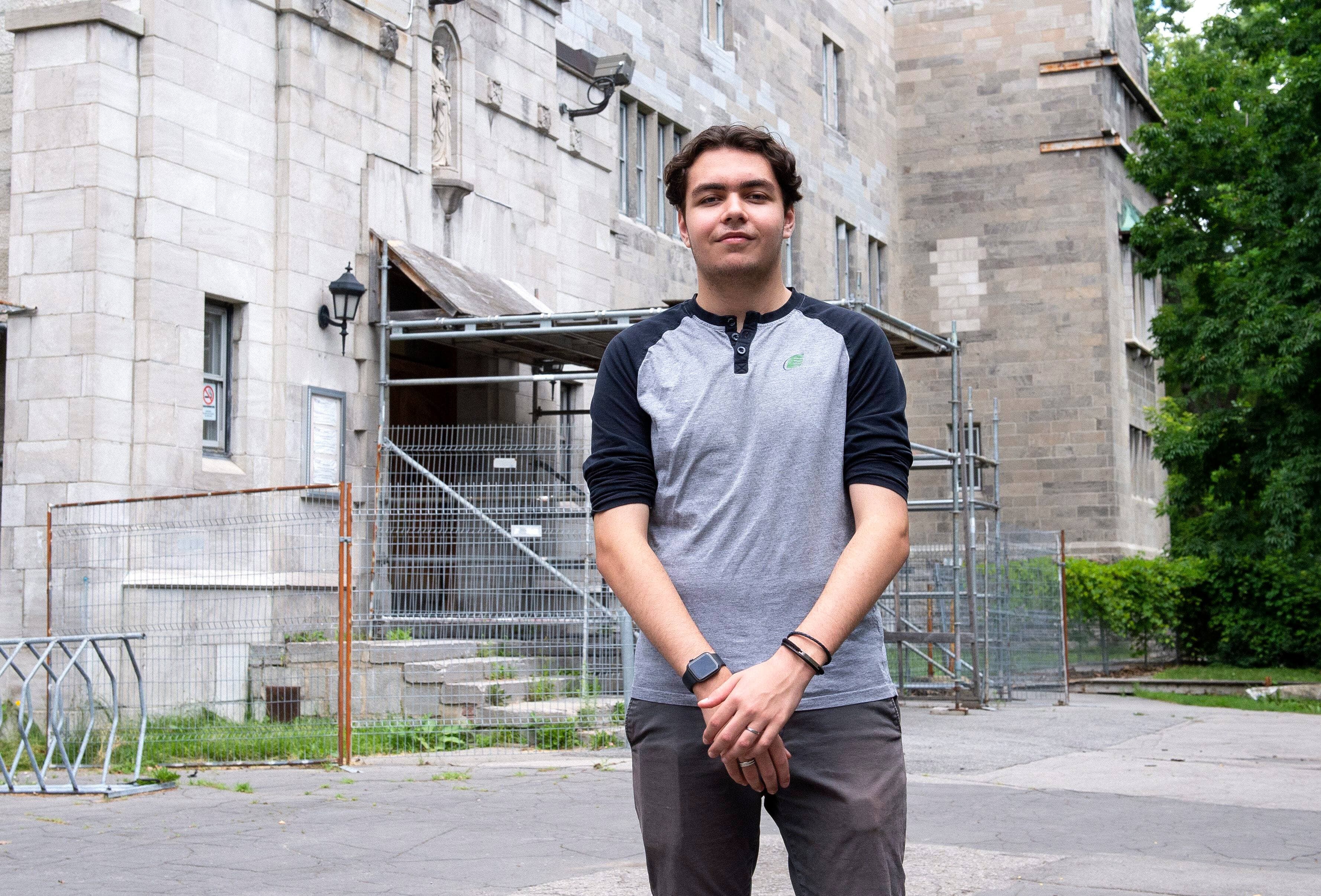 Louis Mercier était jusqu’à récemment président du conseil des élèves de l’école secondaire Sophie-Barat, à Montréal. Lorsqu’il y est entré il y a cinq ans, un périmètre de sécurité avait déjà été érigé autour du bâtiment et des échafaudages encerclaient l’entrée principale, pour éviter que des morceaux de la façade extérieure blessent des élèves ou des membres du personnel.