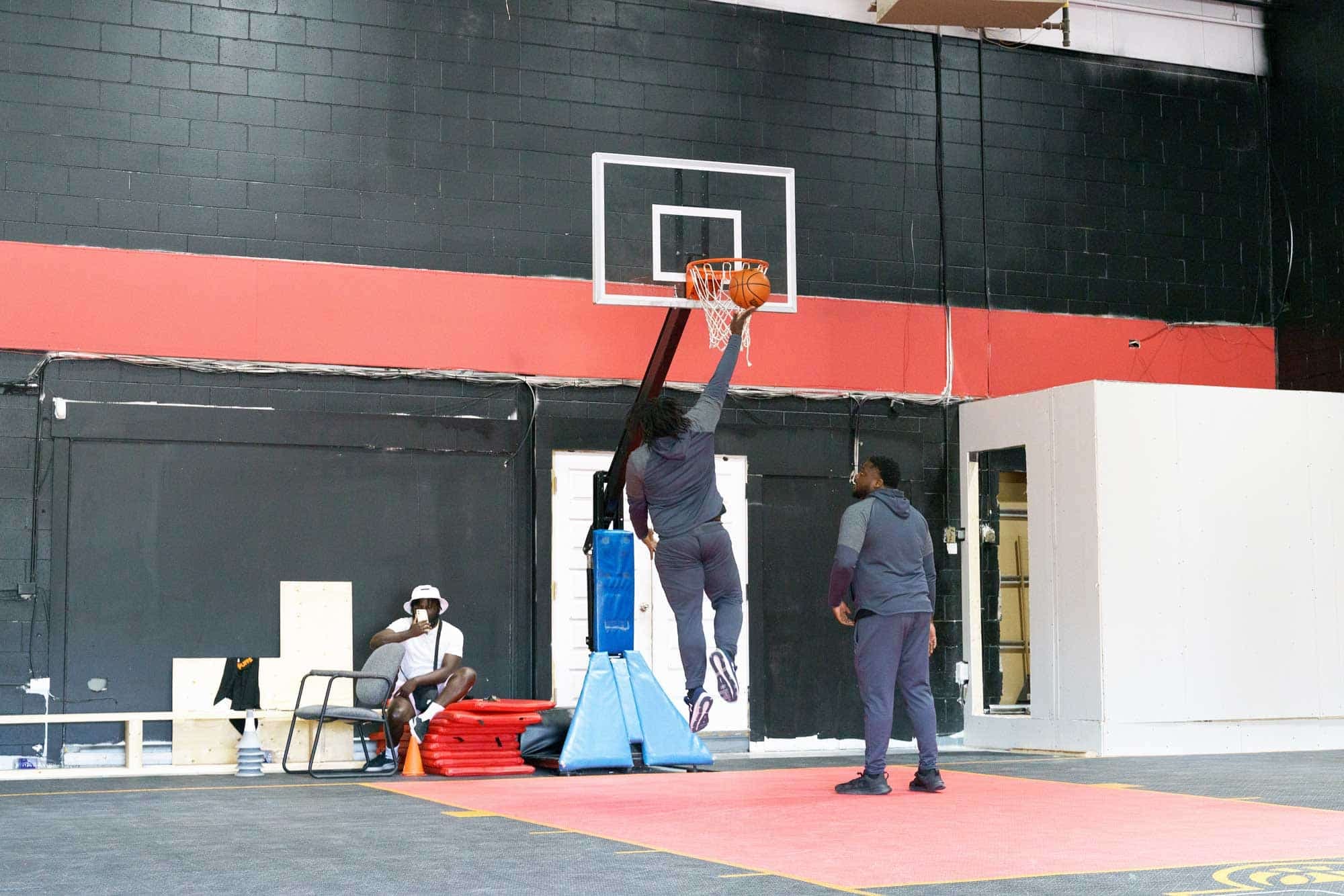 L’entraîneur de basketball Antony Verna en action.