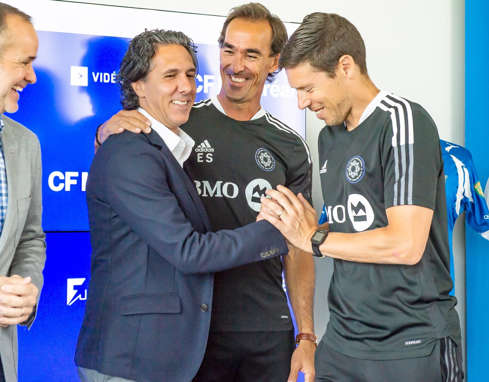 Les anciens coéquipiers de Mauro Biello Eduardo Sebrango et Patrick Leduc étaient bien contents pour lui, ce vendredi, lors d’une conférence de presse, sous le regard amusé du propriétaire du CF Montréal, Joey Saputo.