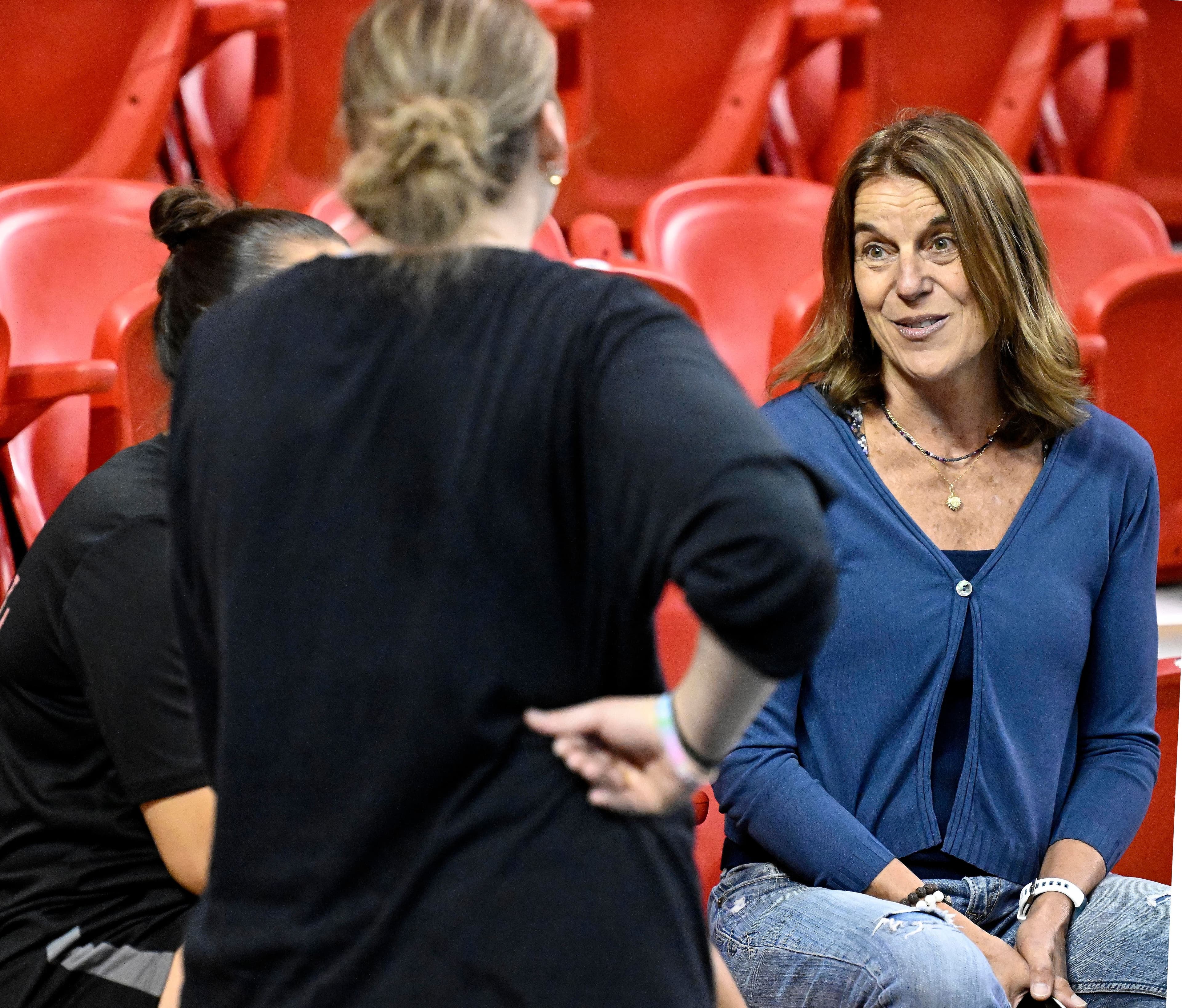 À l'invitation de l'entraîneur-chef Giovanni Guidetti, Guylaine Dumont a assisté à l'entraînement de l'équipe canadienne, vendredi au PEPS. Présidente d'honneur de la Ligue des nations, Dumont a évolué chez les professionnelles dans la ville natale de Guidetti à Moderna. Ligue des nations, Guylaine Dumont lors d’une pratique de l’equipe Canadienne au PEPS de l’UL. Le 05 -06- 2026. PHOTO: DIDIER DEBUSSCHERE/JOURNAL DE QUEBEC
