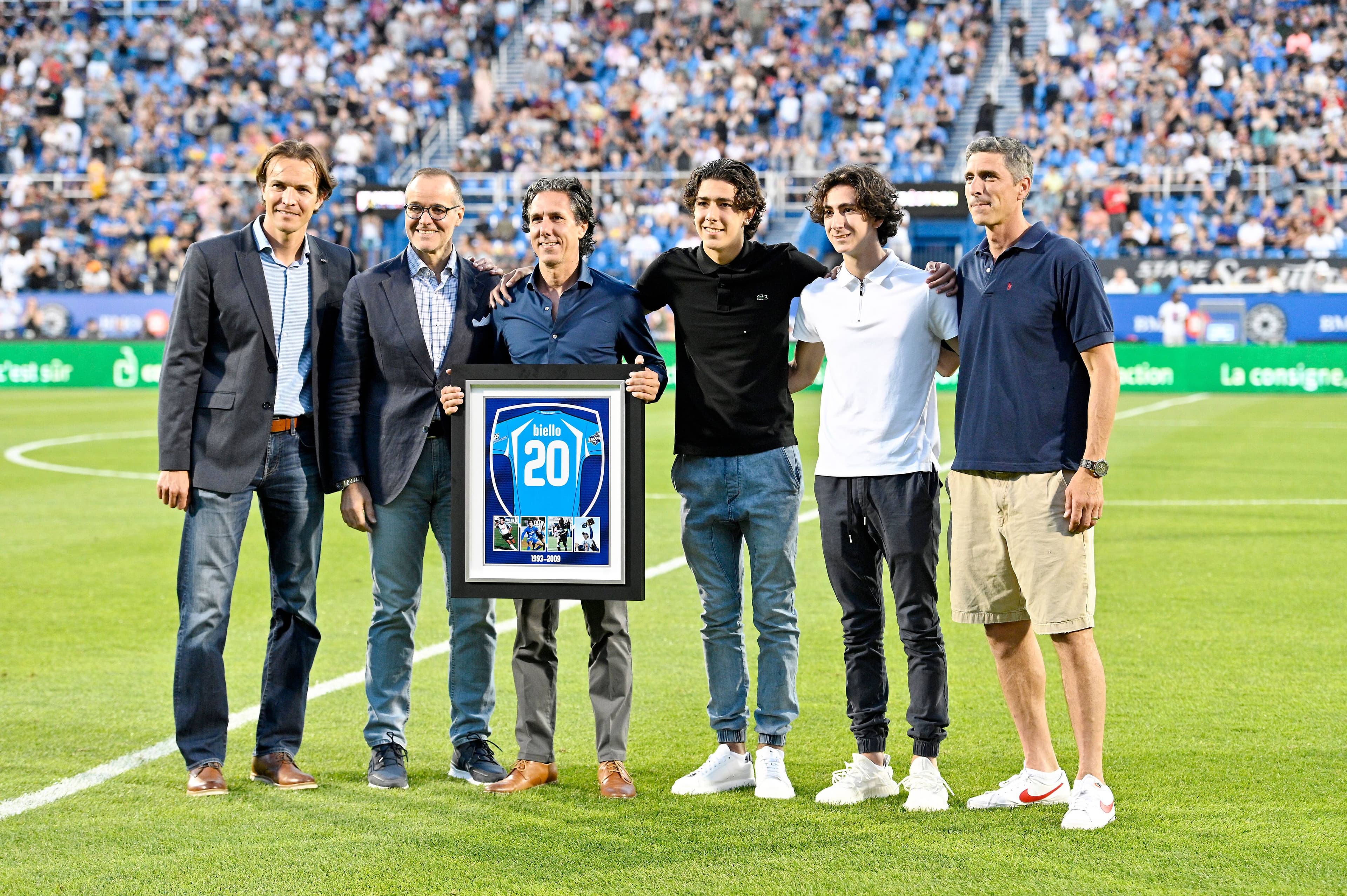 Le président et chef de la direction du CF Montréal Gabriel Gervais, le propriétaire de l’équipe Joey Saputo, Mauro Biello (au centre), les deux fils de Mauro et Nevio Pizzolitto étaient au cœur de la cérémonie d’intronisation, samedi soir.