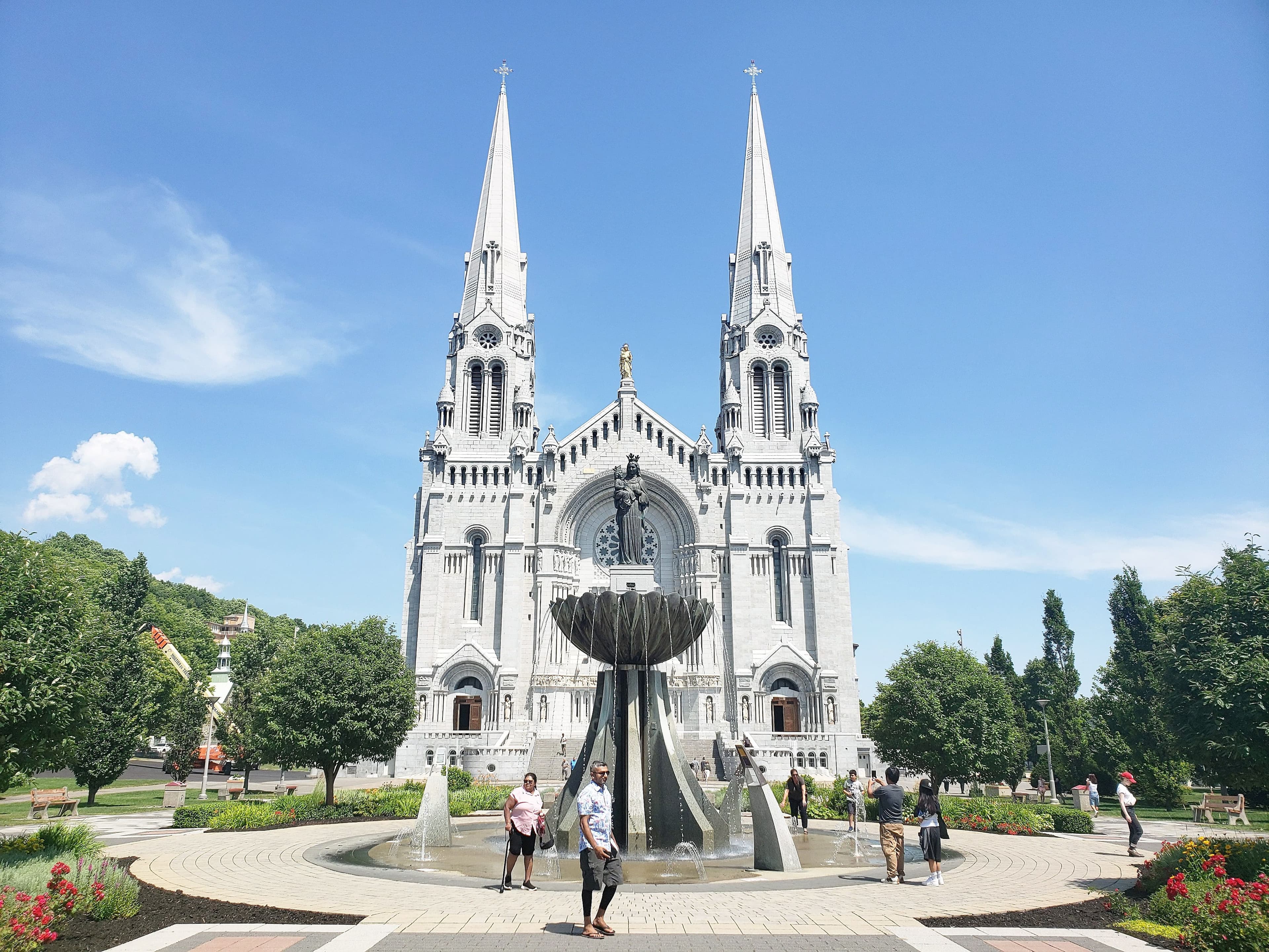 Des touristes devant la basilique de Sainte-Anne-de-Beaupré, lundi.