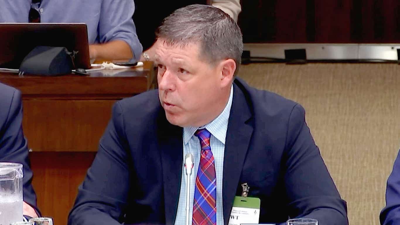 Le président-directeur général de Hockey Canada, Scott Smith, au Comité permanent du patrimoine, hier.