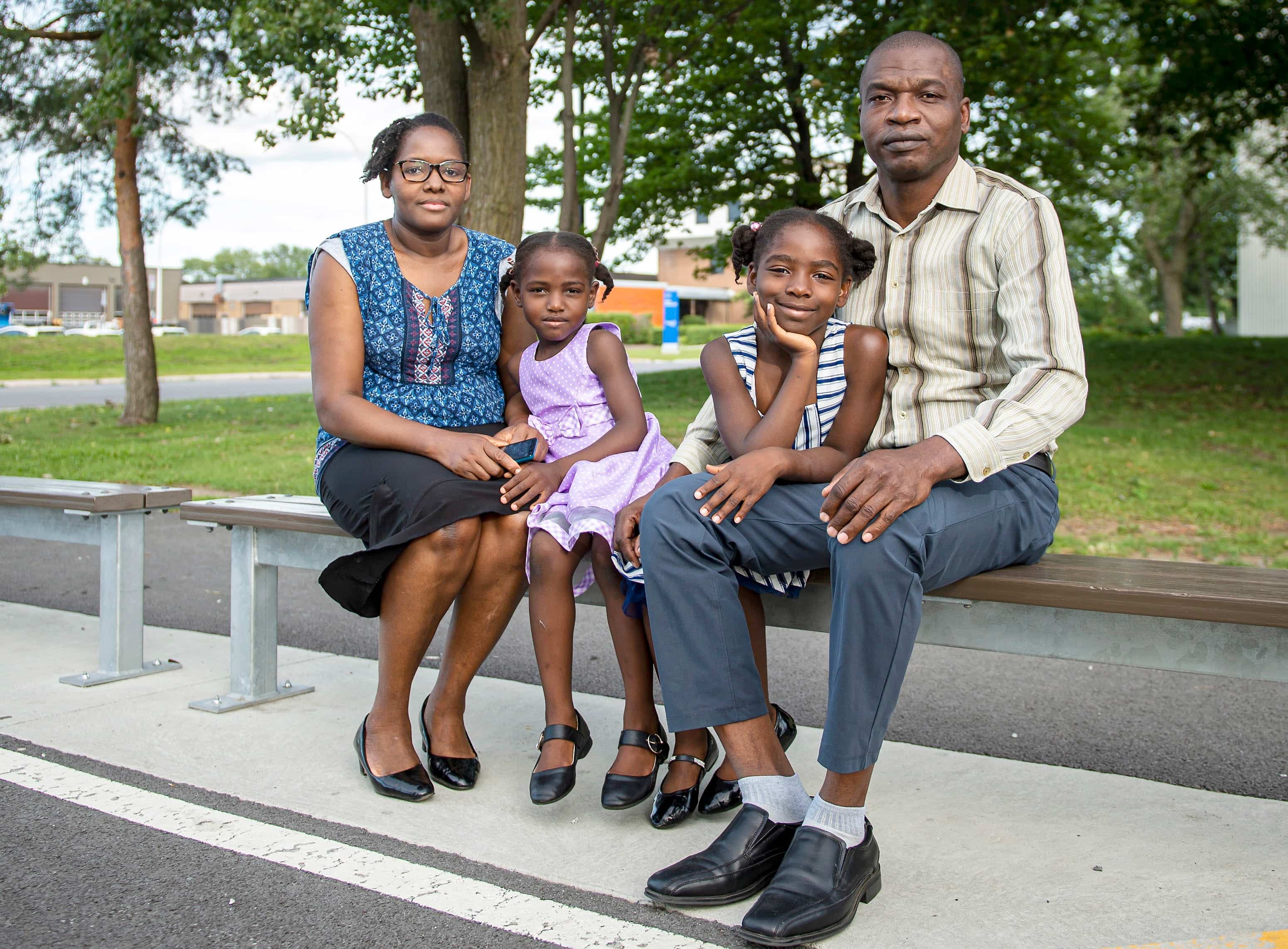 Yverno, 45 ans, est aux côtés de sa femme, Suzena, ainsi que de leurs filles Lynn Elisabeth, 6 ans, et Ellen Sophie, 4 ans. La petite famille pourrait être menacée d’expulsion.