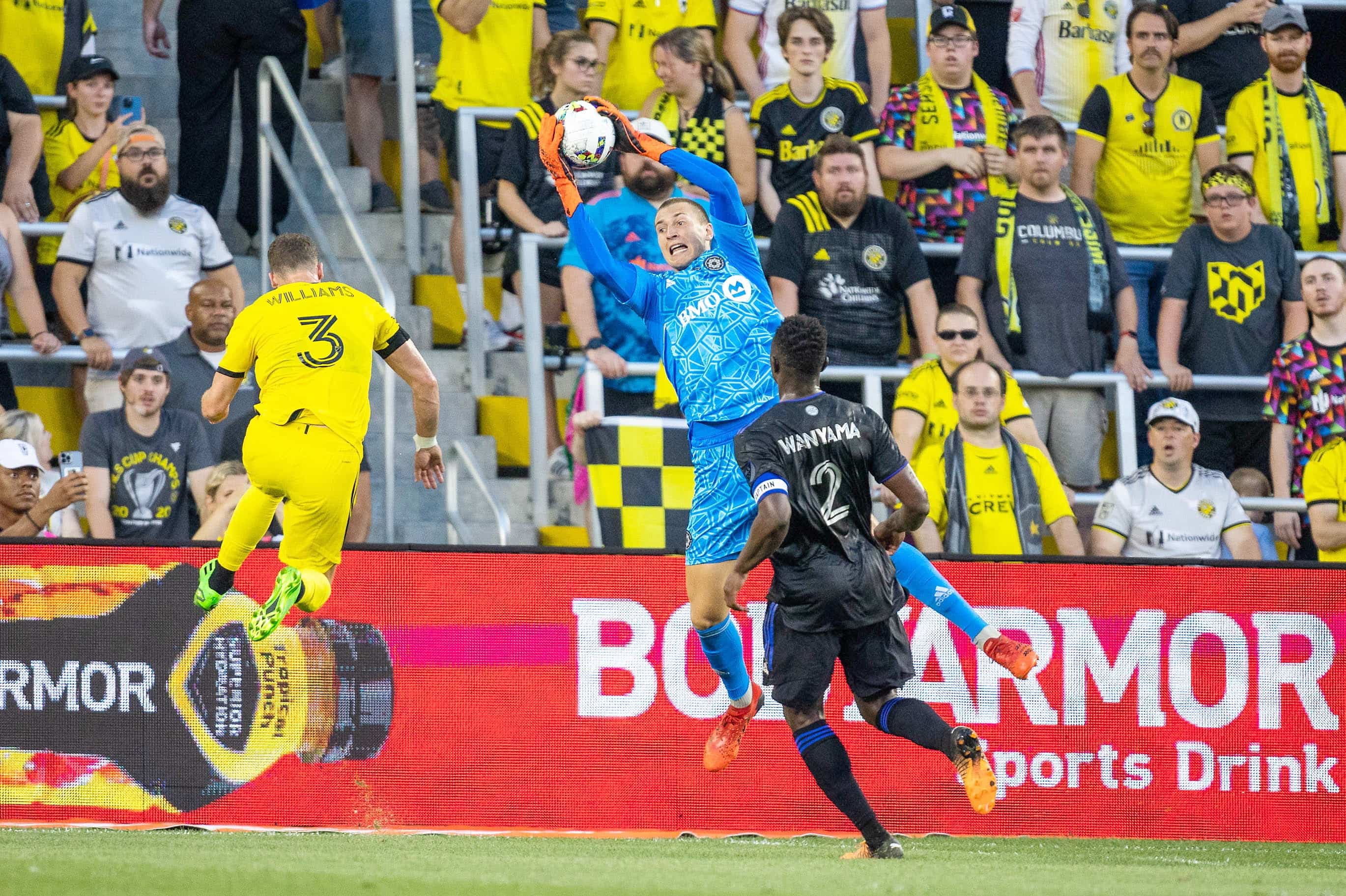 Le gardien du CF Montréal Sebastian Breza a dû sauter pour empêcher le ballon de poursuivre son envolée jusqu’au fond du filet sous le regard de Victor Wanyama.
