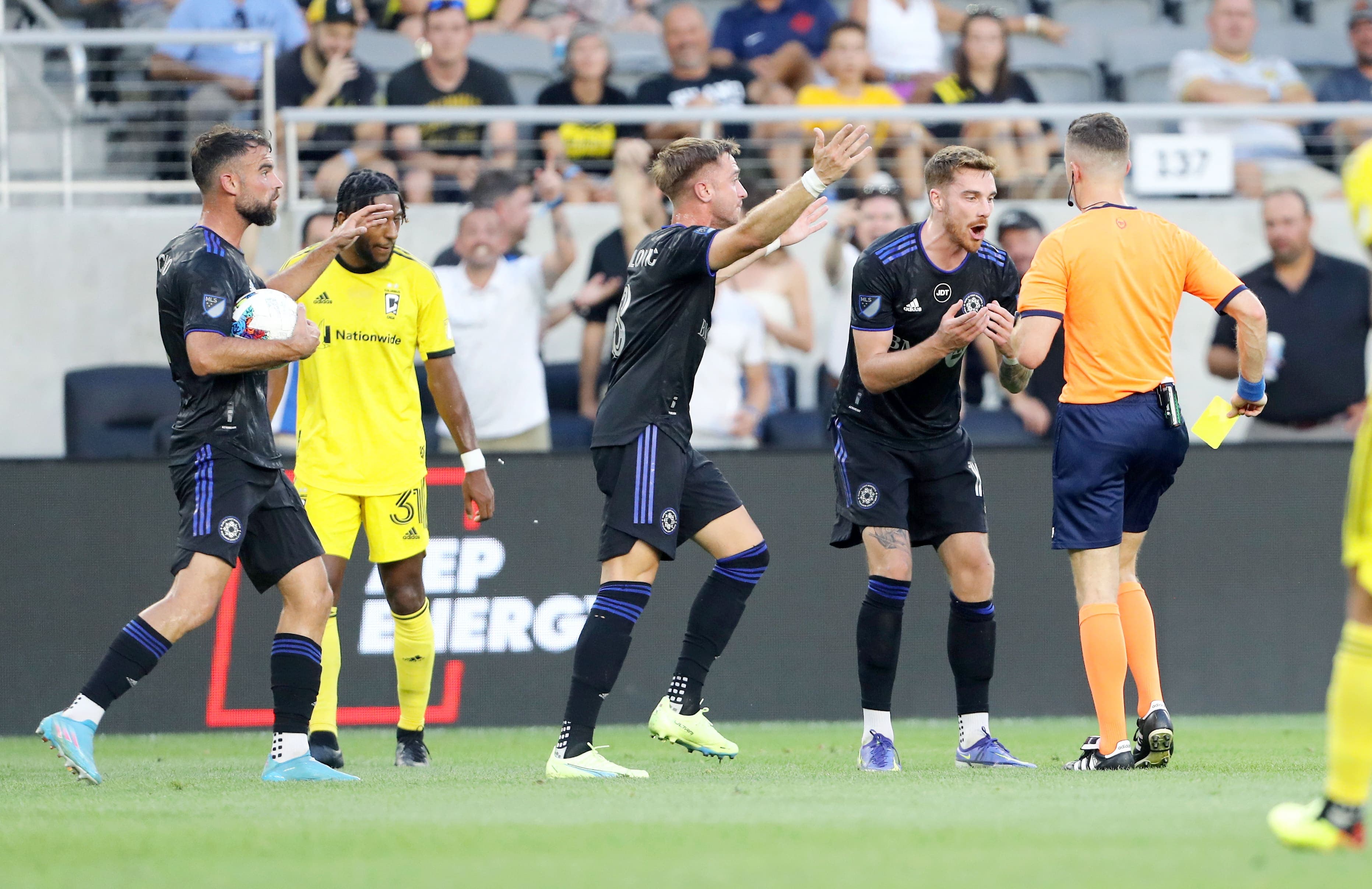 Le défenseur du CF Joel Waterman conteste la décision de l’officiel qui lui a infligé un carton jaune à la première demie.
