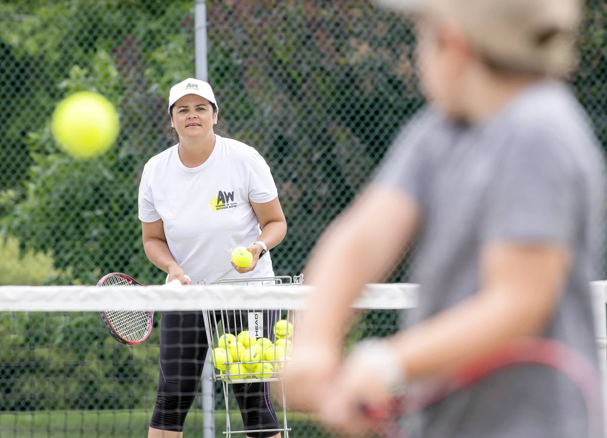 Aleksandra Wozniak enseigne le tennis à son académie de Bedford, en Estrie, à des enfants, comme le jeune Émile Boudreau, 8 ans.