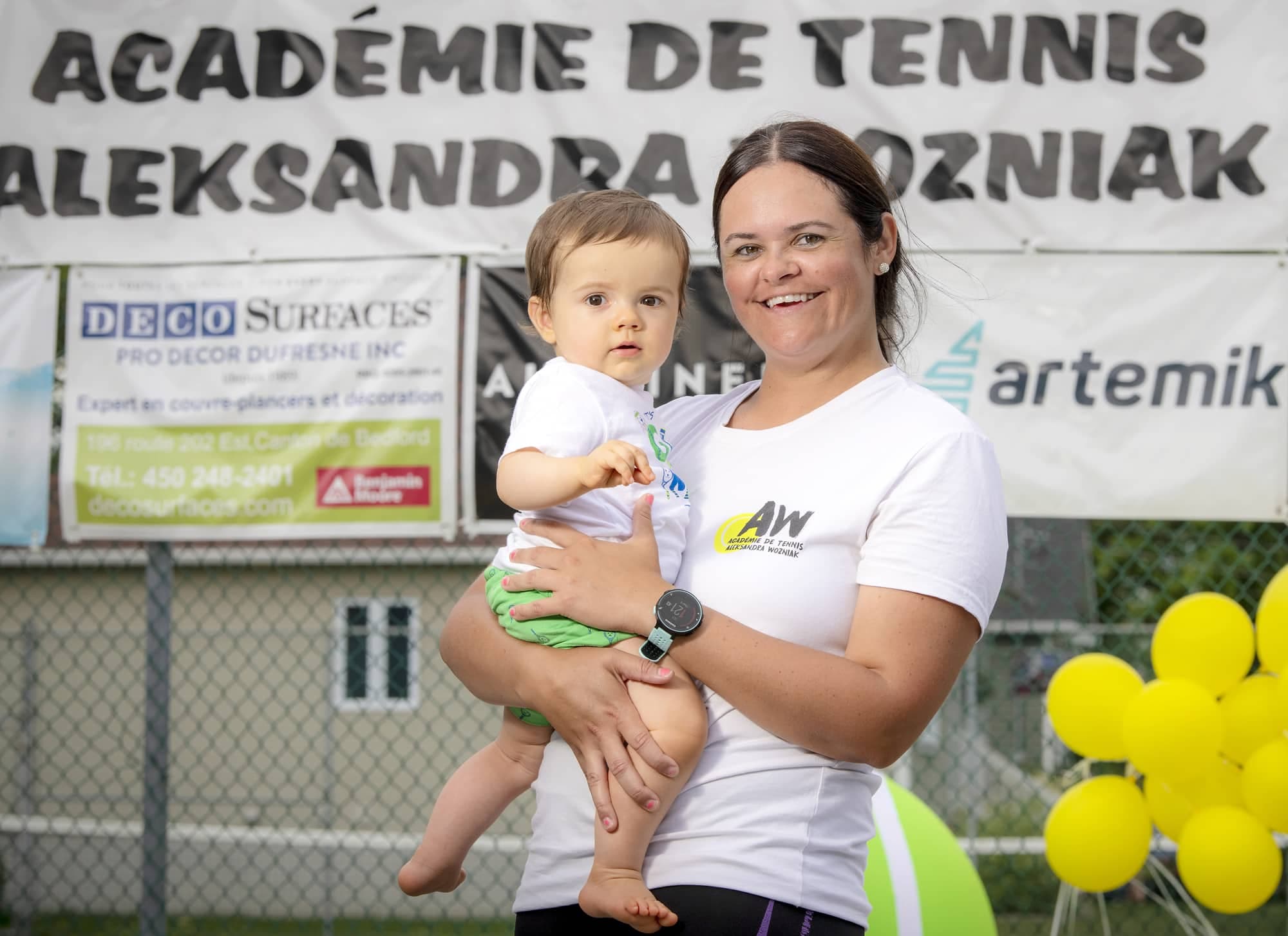 Aleksandra Wozniak a posé fièrement avec son fils James, 1 an, la semaine passée.