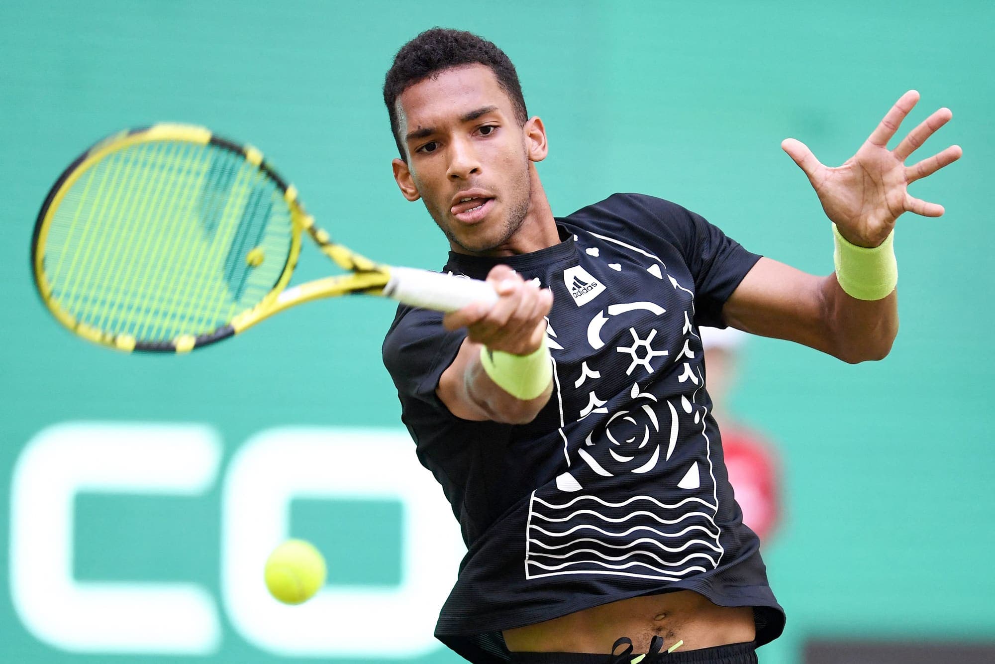 Félix Auger-Aliassime retournant la balle à Hubert Hurkacz au tournoi de Halle en juin dernier.