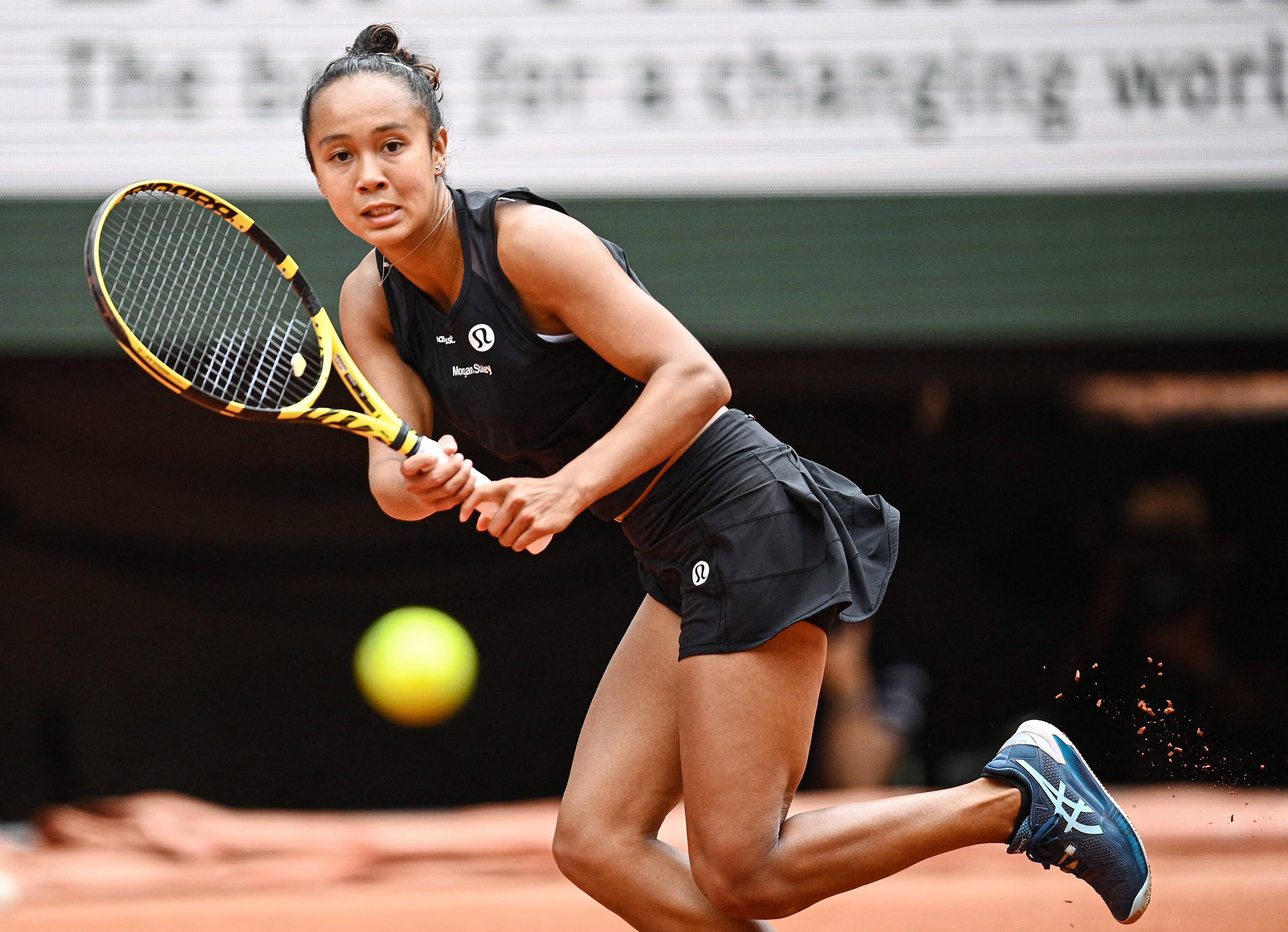 Leylah Fernandez au cours de son match face à Belinda Belic à la classique de Roland-Garros en mai dernier.