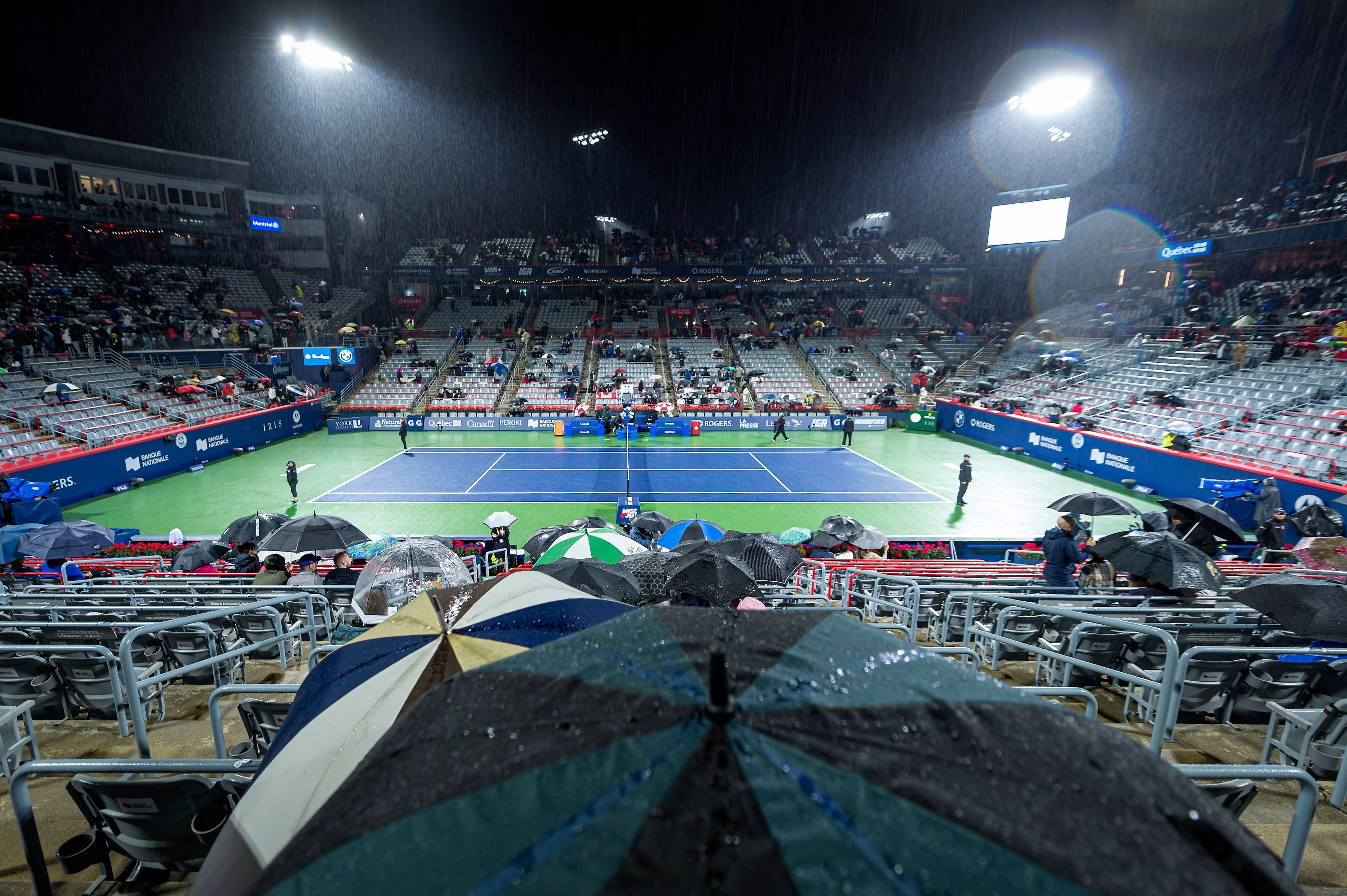 Lundi, les spectateurs ont dû sortir leur parapluie, notamment lors du match entre Denis Shapovalov et Alex de Minaur, qui a été suspendu en raison de la pluie.
