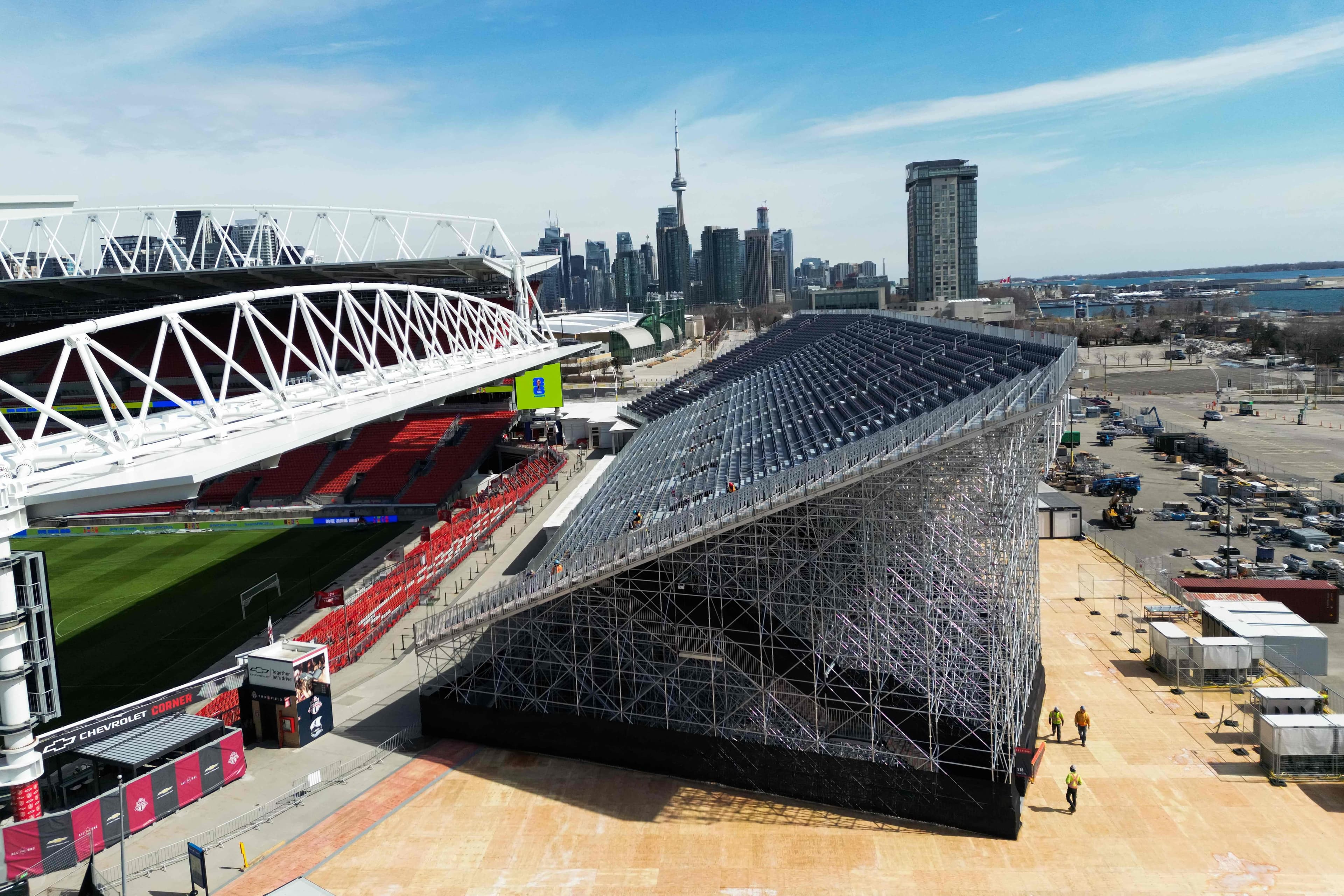 L’un des immenses gradins temporaires au BMO Field de Toronto, en prévision de la Coupe du monde de soccer cet été.