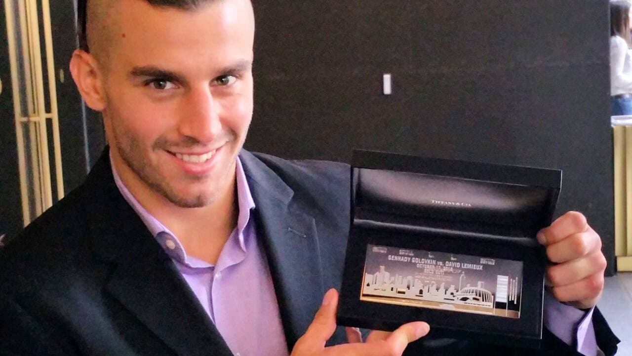 Avant son combat au Madison Square Garden contre Gennady Golovkin, David Lemieux a reçu un billet en argent pour le sold-out le plus rapide, avec un Québécois et un Kazakh.