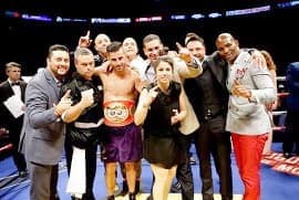 Juin 2015 au Centre Bell, David Lemieux devient champion du monde de l’IBF chez les poids moyens en défaisant Hassan N’Dam. Une victoire célébrée avec Eric Gomez, Marc Ramsay, Virginie Assaly, Oscar de la Hoya, Bernard Hopkins, Luc Vincent Ouellet et Camille Estephan.