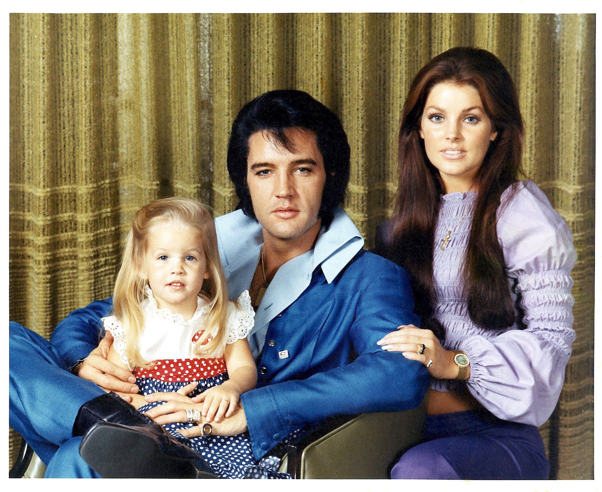 Un portrait de famille d’Elvis Presley, sa fille et son ex-femme Priscillia.