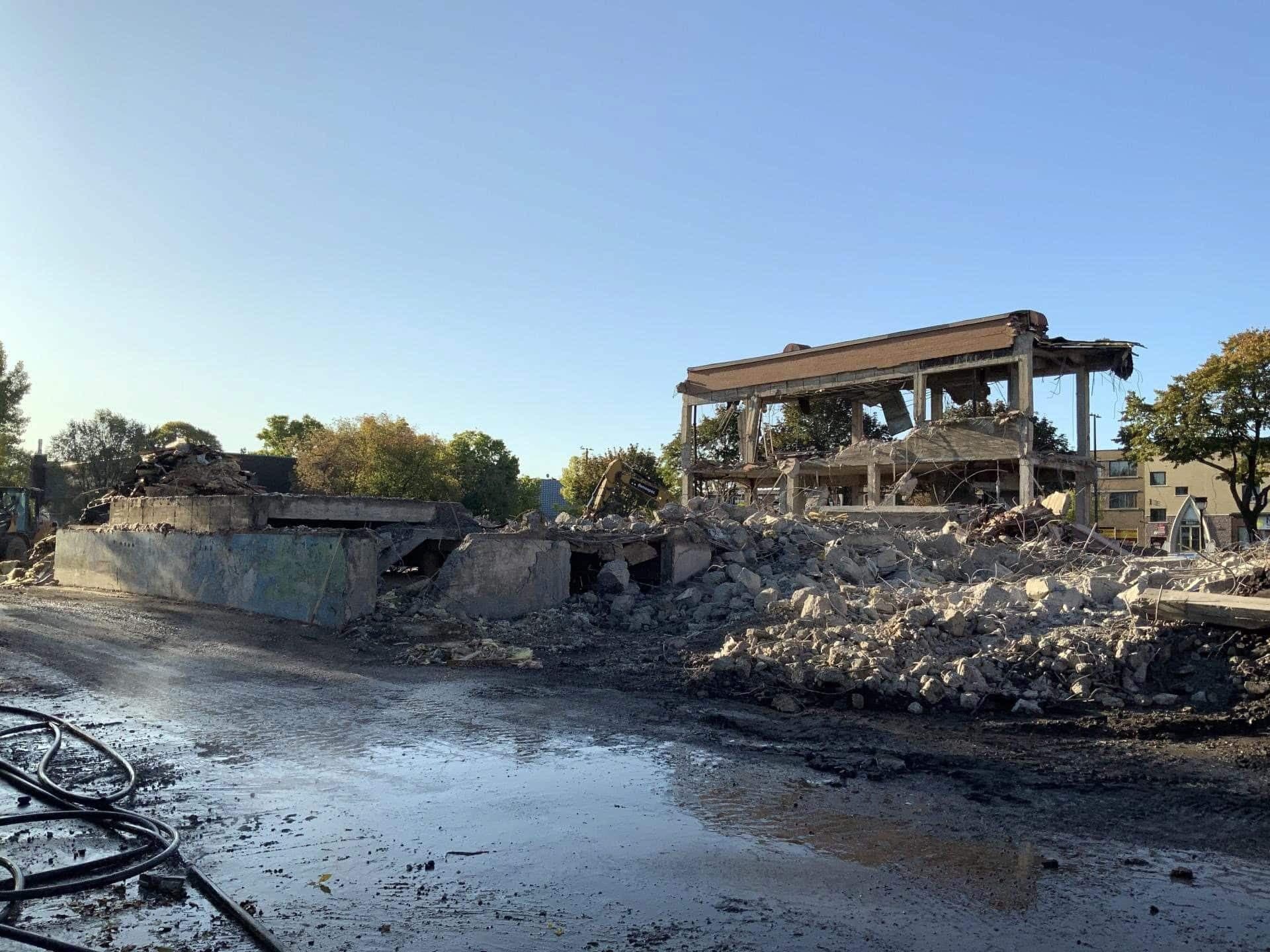 L’école primaire Sainte-Lucie, à Montréal, a été démolie à l’automne 2019 cinq ans après sa fermeture pour cause de moisissures. Le bâtiment a été entièrement reconstruit à neuf.