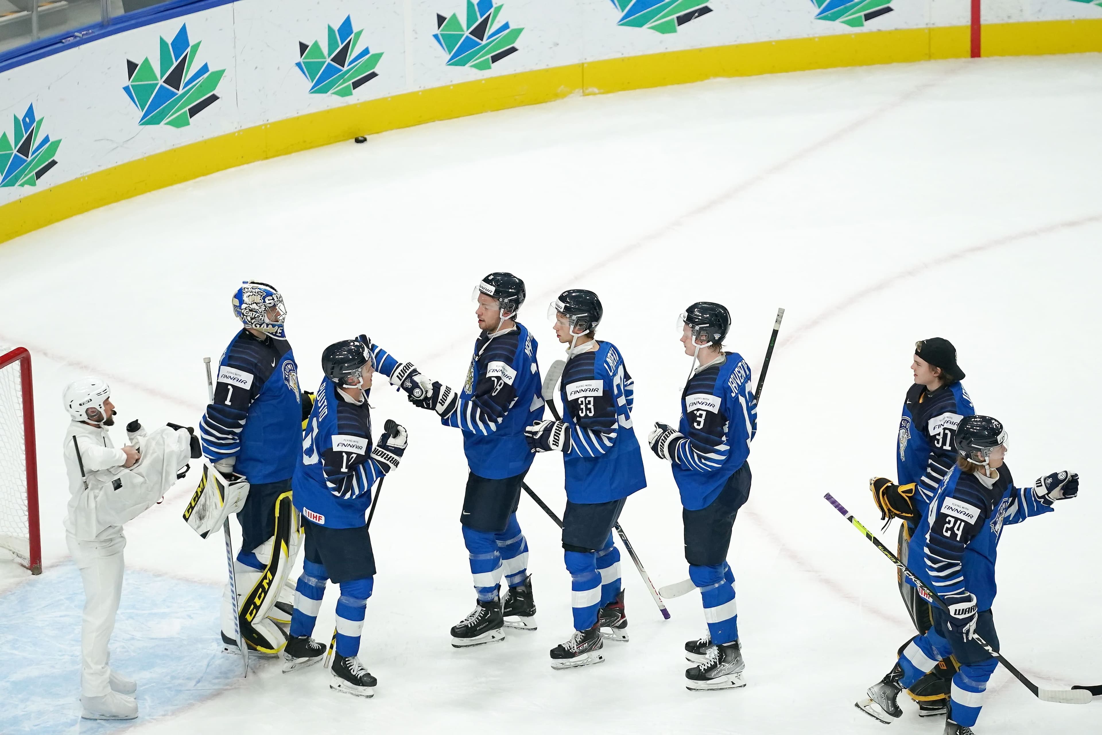 Les joueurs Finlandais félicitent leur gardien de but après leur gain de 5 à 2 sur l’Allemagne.