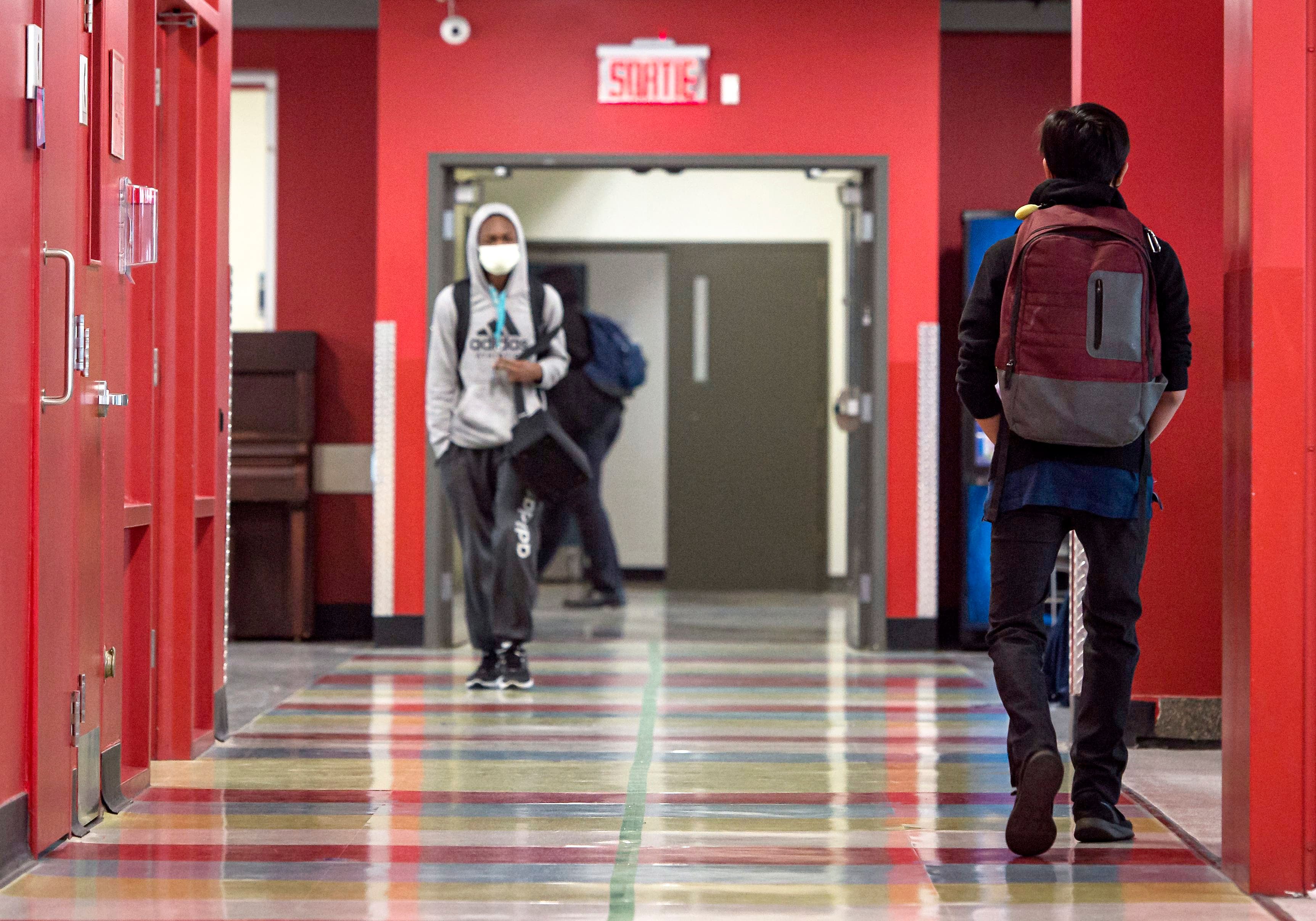 L’an dernier, la rentrée scolaire s’était faite avec l’obligation de porter le masque dans les aires communes. Cette année, toutefois, le port du masque ne sera pas imposé.