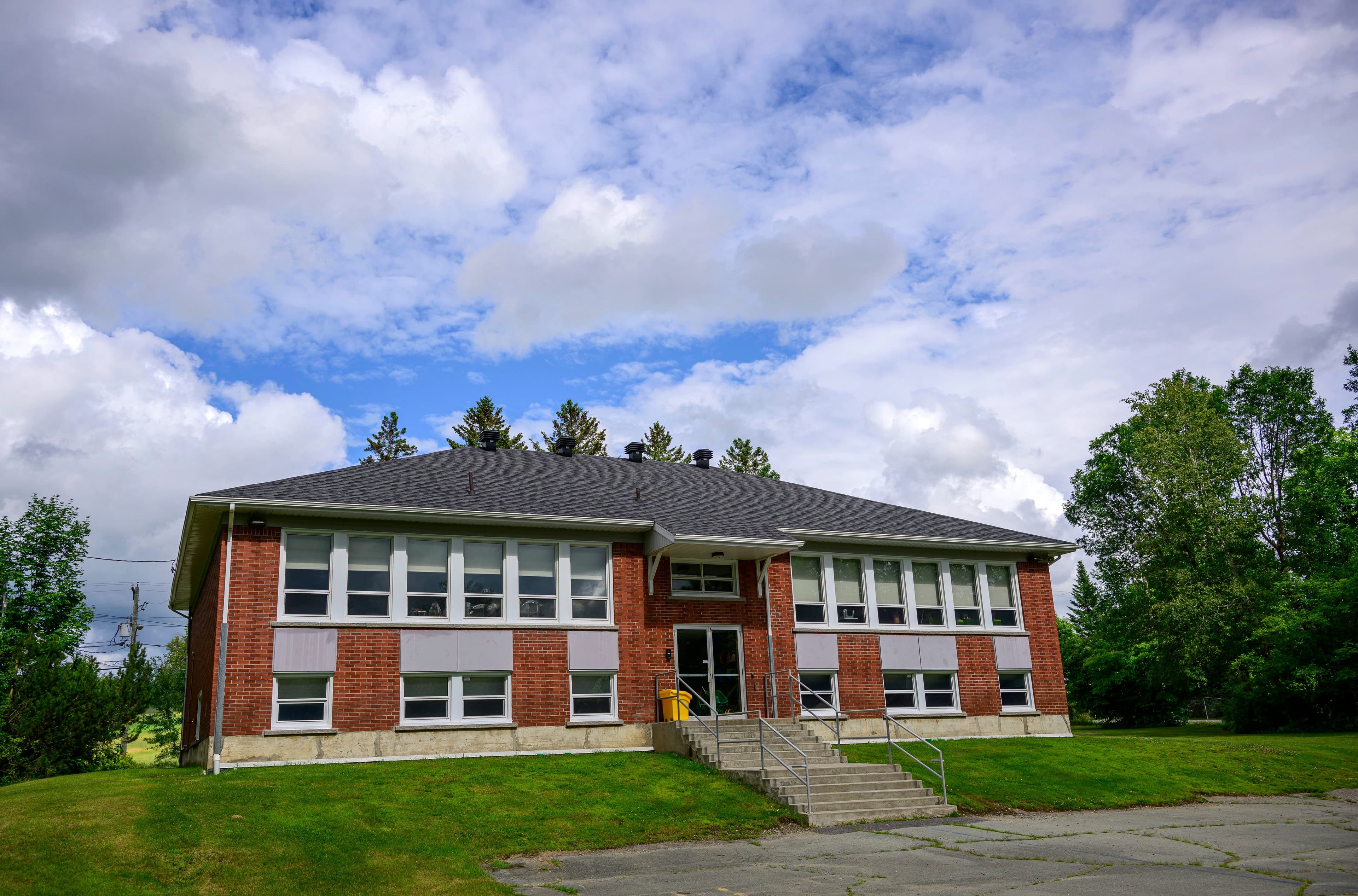 Au centre de services des Hauts-Cantons, en Estrie, 100 % des écoles sont en mauvais état. Sur cette photo, l’école primaire Ligugé de Martinville, qui est cotée E.