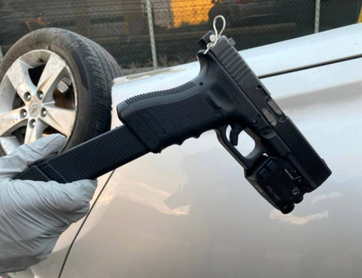 Pistolet Glock, tirant plus de 80 balles.