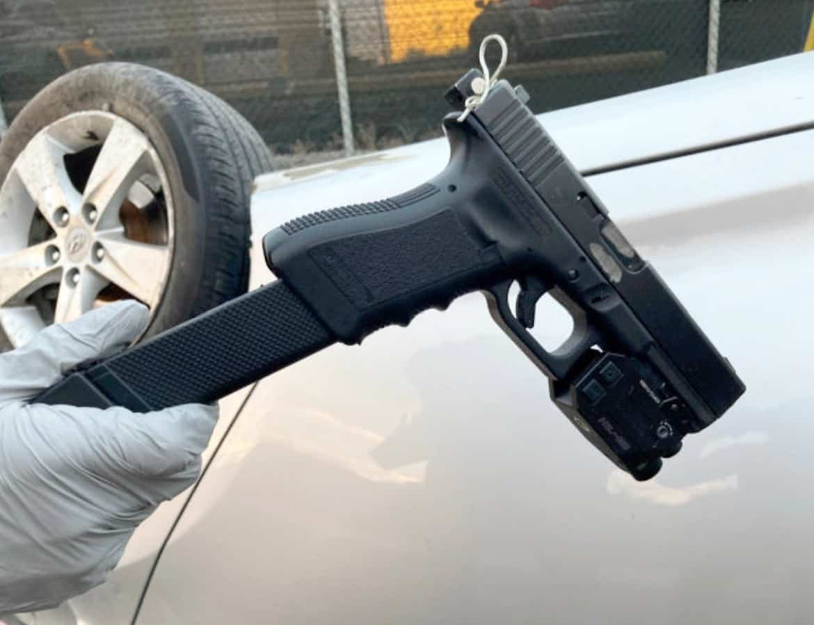Les policiers ont trouvé un pistolet Glock modèle 22, dont le numéro de série avait été effacé, avec un chargeur de grande capacité pouvant contenir 30 balles.