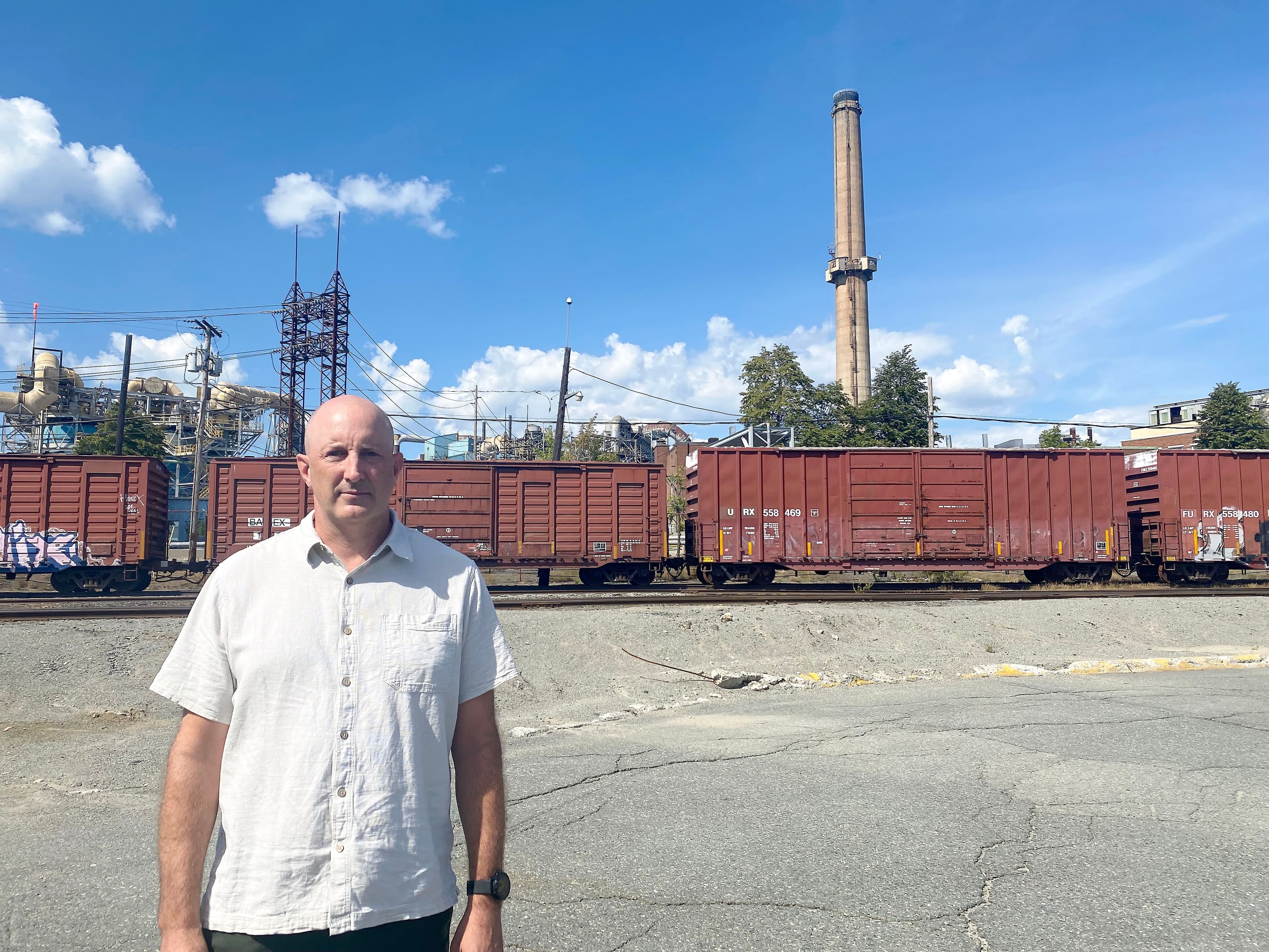 Le Dr Frédéric Bonin, urgentologue à l’hôpital de Rouyn-Noranda, devant les gigantesques installations de la Fonderie Horne. Le Dr Bonin juge que Glencore est encore très loin d’en faire assez en matière d’environnement.