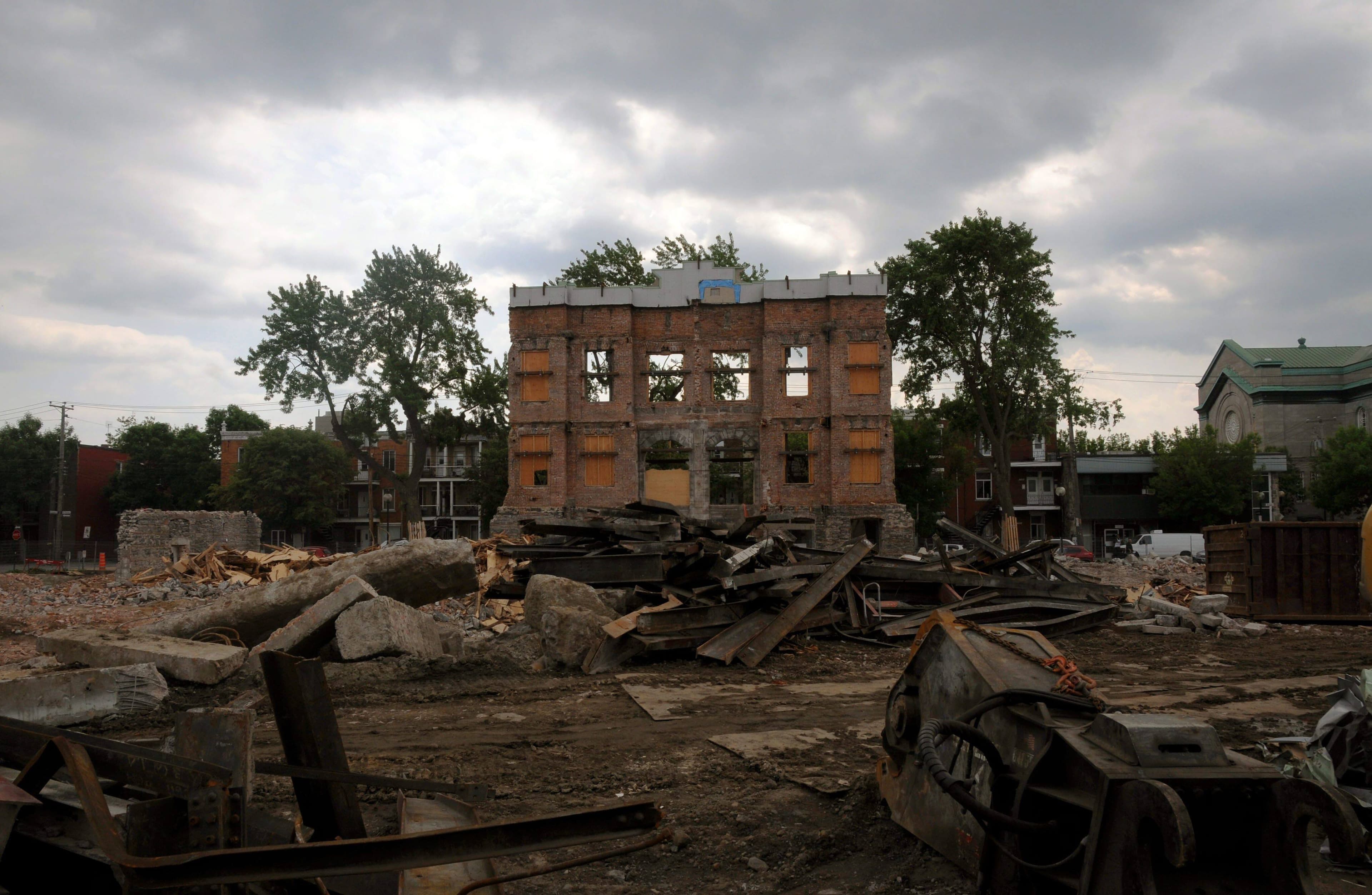 L’école primaire Baril à Montréal a été l’une des premières à être démolie en 2015, en raison de moisissures, puis reconstruite. Des éléments du bâtiment d’origine ont été intégrés au nouvel édifice, dont une partie de la façade avant qui a été préservée.